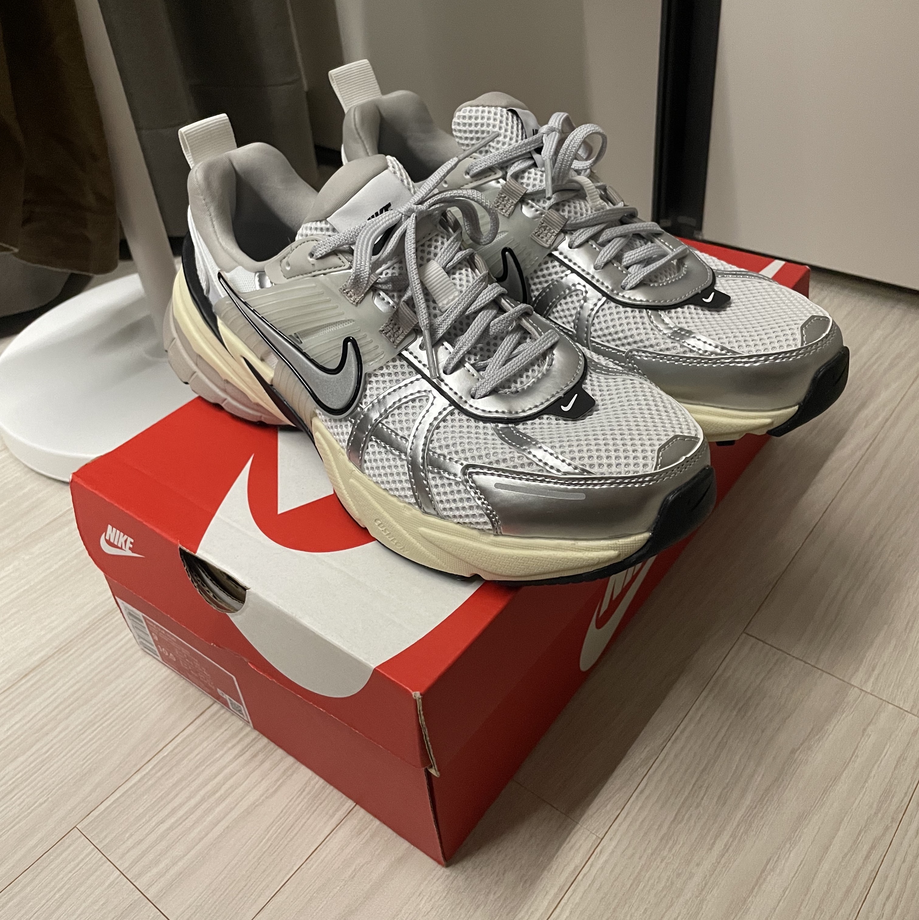 Nike V2K Run Pure Platinum Light Iron Ore 착용 스타일