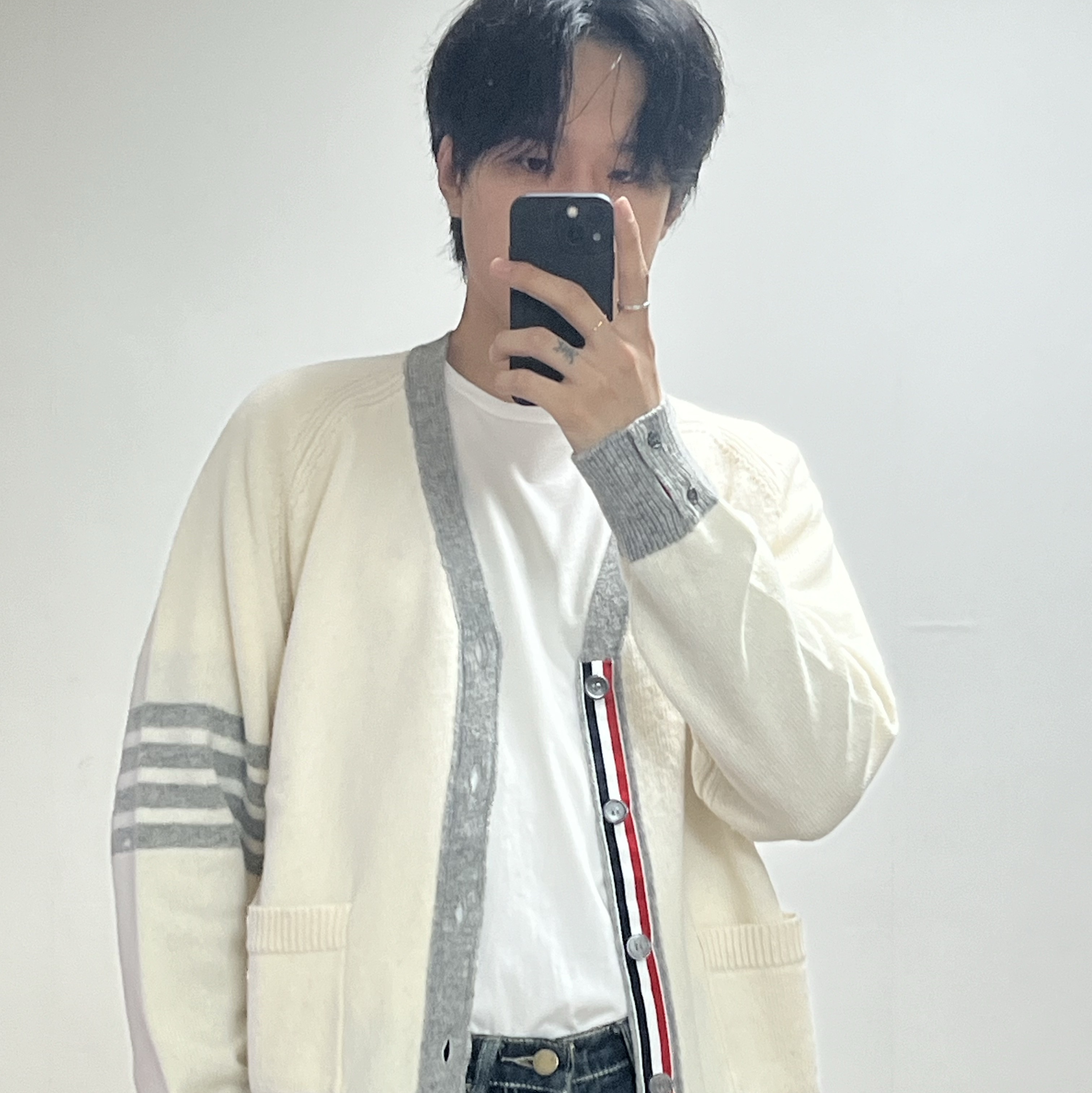 Thom Browne Shetland Wool Raglan 4-Bar Relaxed V-Neck Cardigan Medium Brown 착용 스타일 - 1