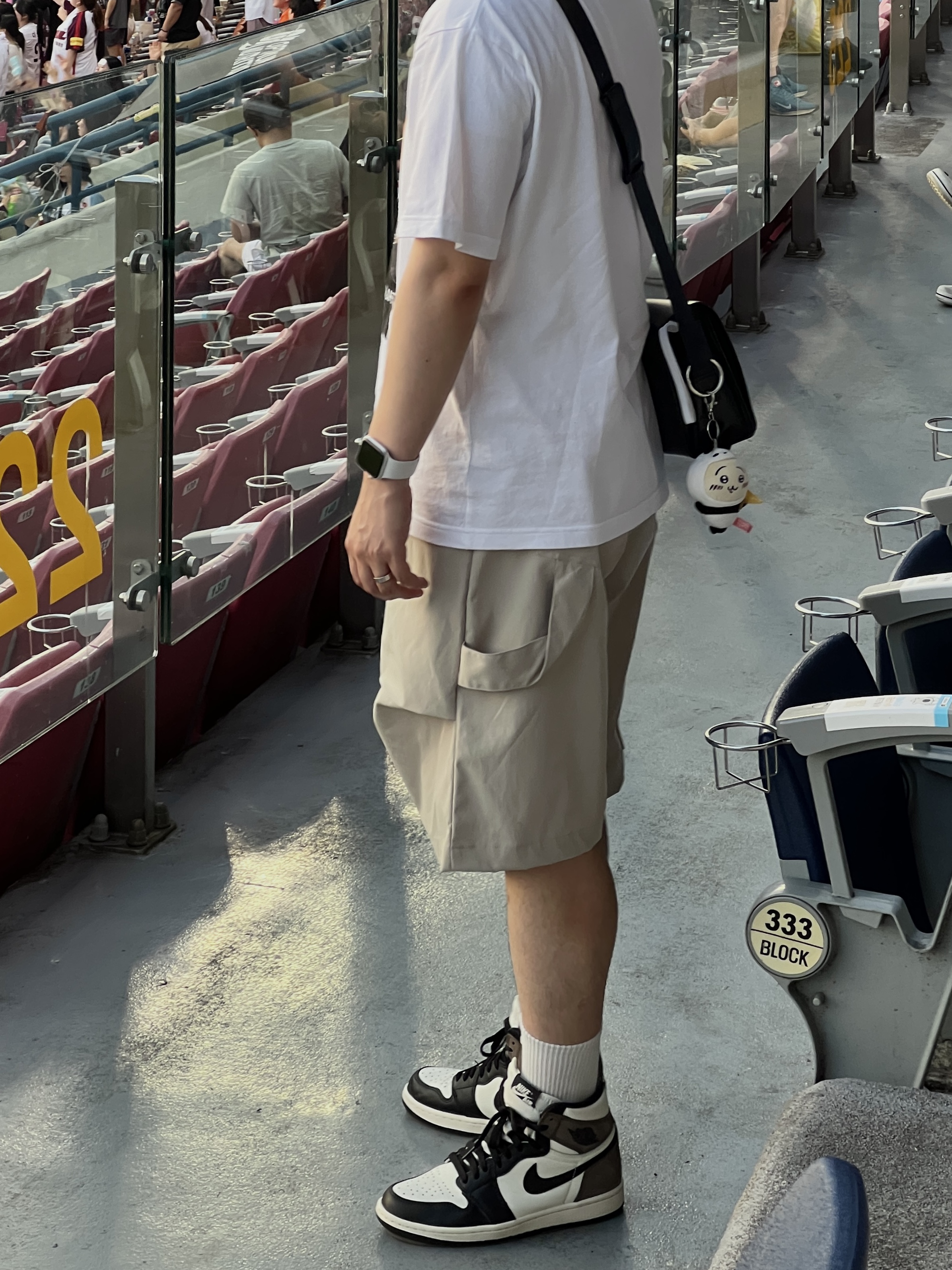 Lemaire Camera Bag Vegetable-Tanned Leather Black, Jordan 1 Retro High OG Black Mocha 착용 스타일