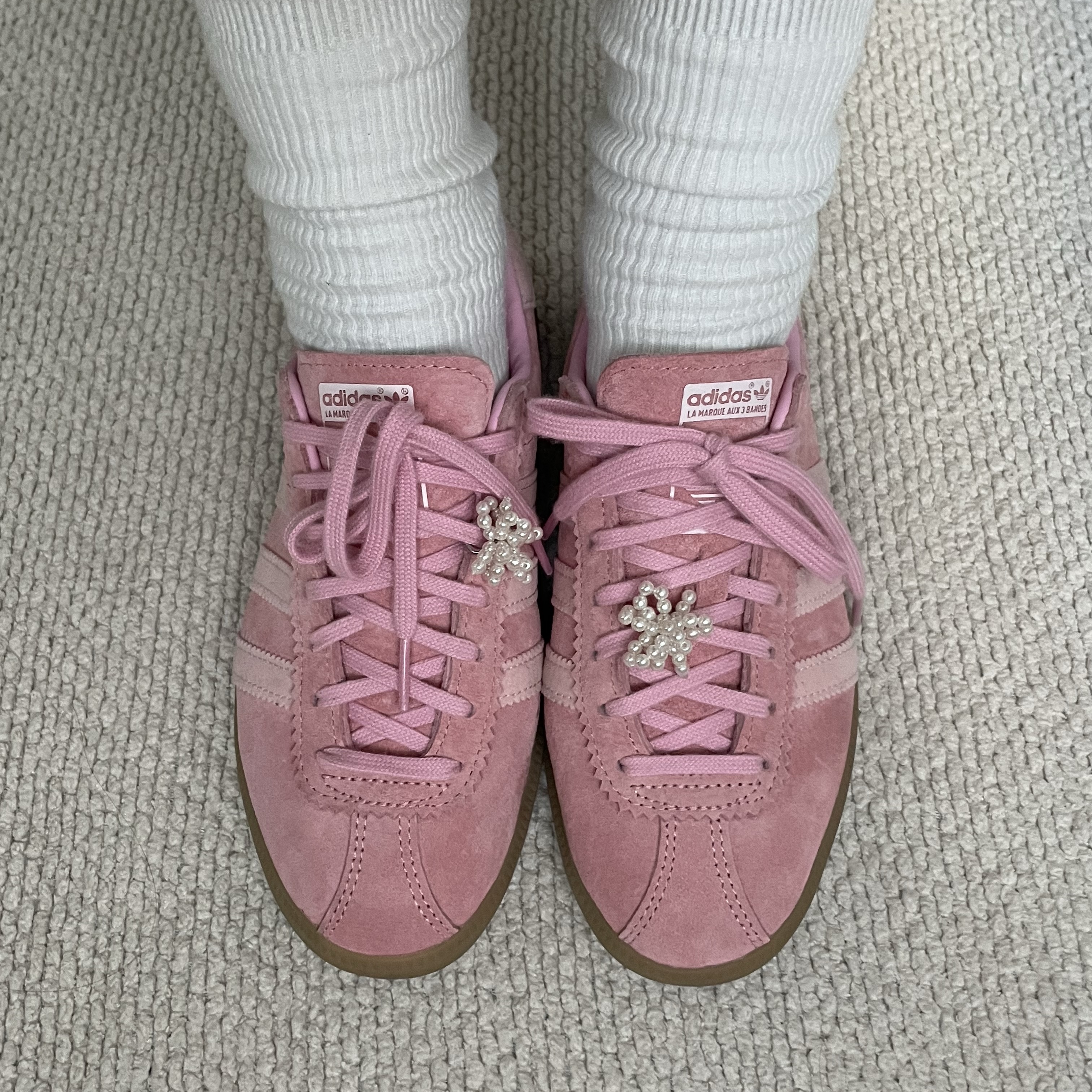 Adidas Bermuda Glow Pink 착용 스타일 - 1
