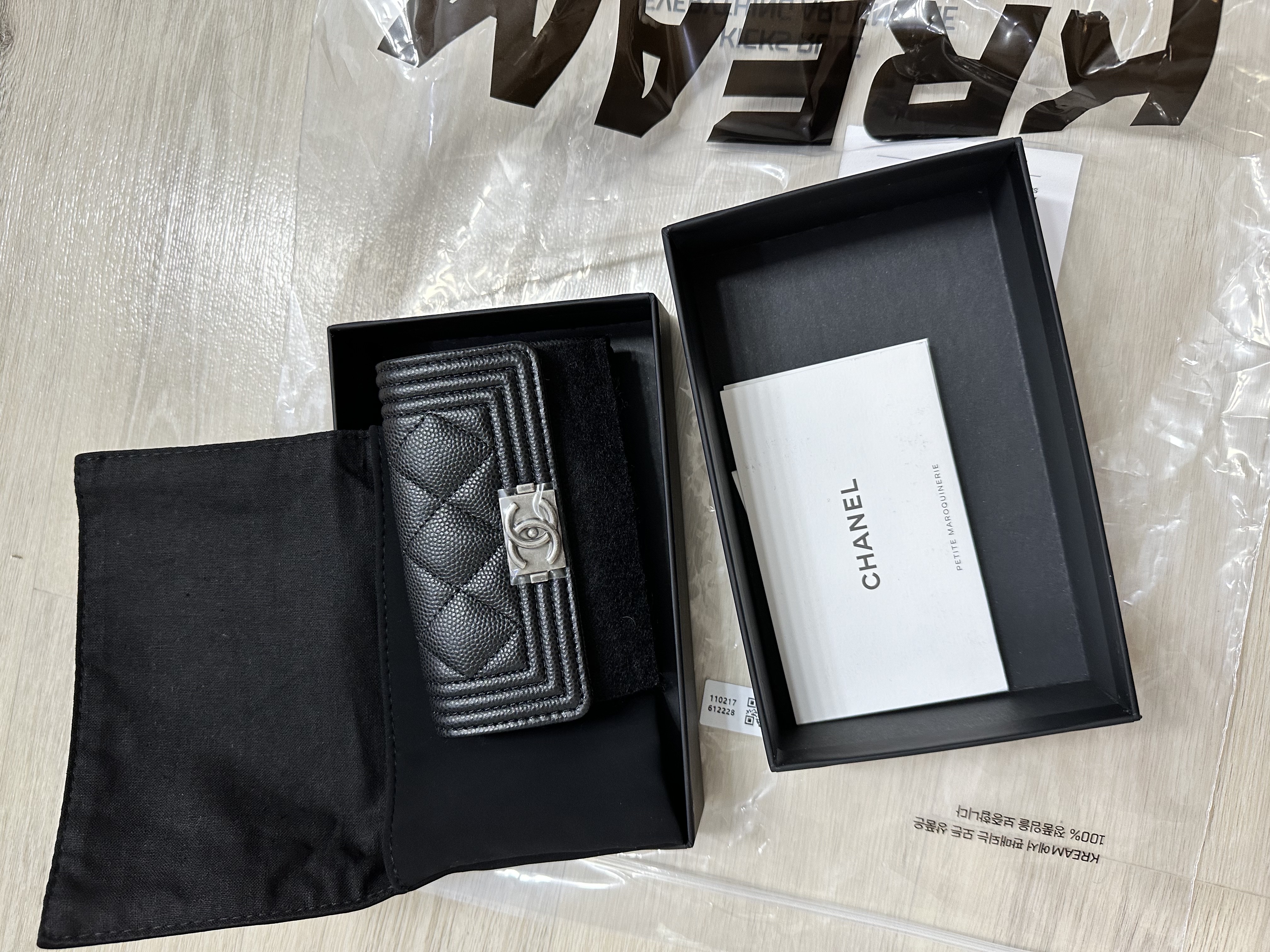 Chanel Boy Chanel Flap Card Holder Grained Calfskin & Ruthenium Black 착용 스타일 - 2