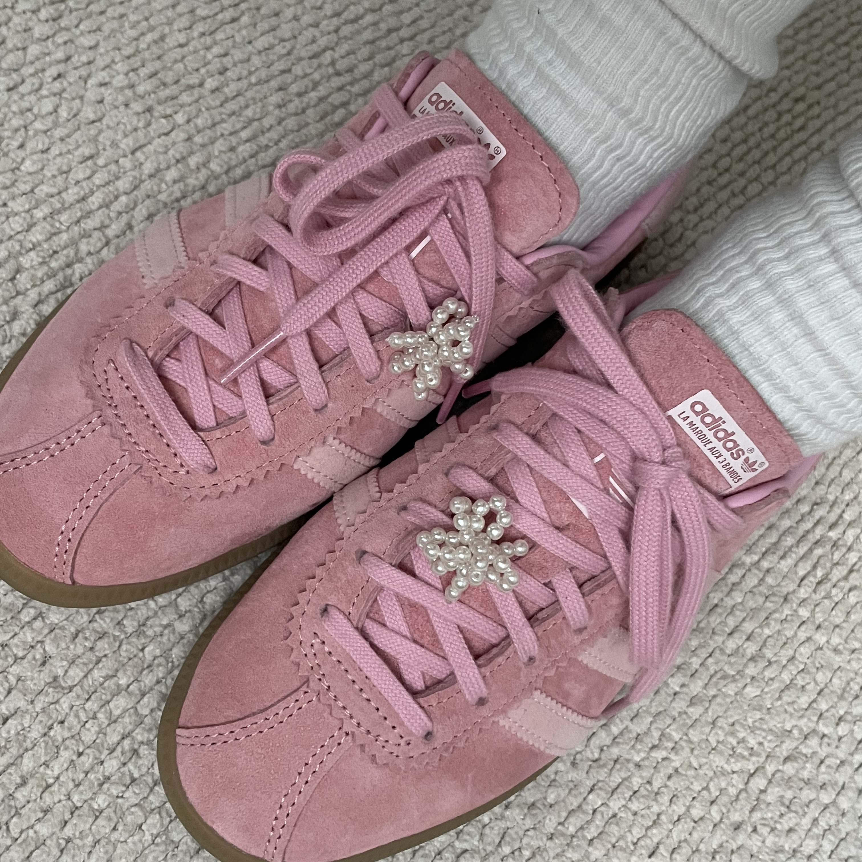 Adidas Bermuda Glow Pink 착용 스타일 - 2