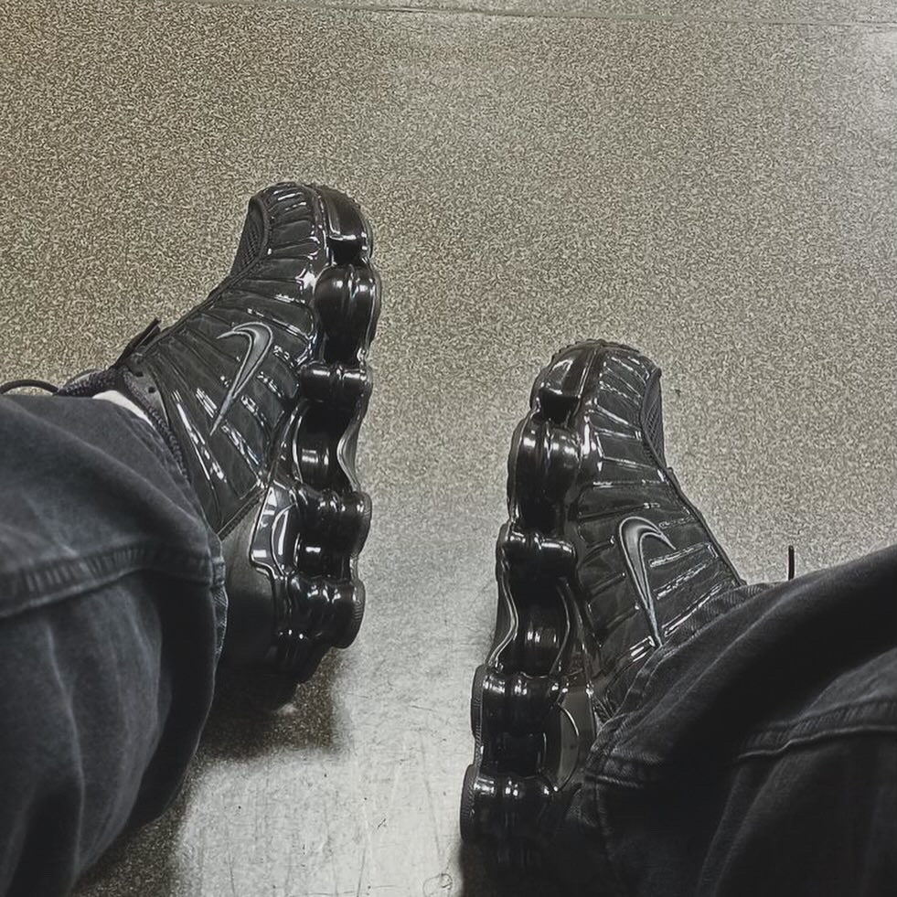 Nike Air Max Plus Gold and Raspberry Red, Nike Air Max Plus TNPO Wolf Grey and Black 착용 스타일 - 5