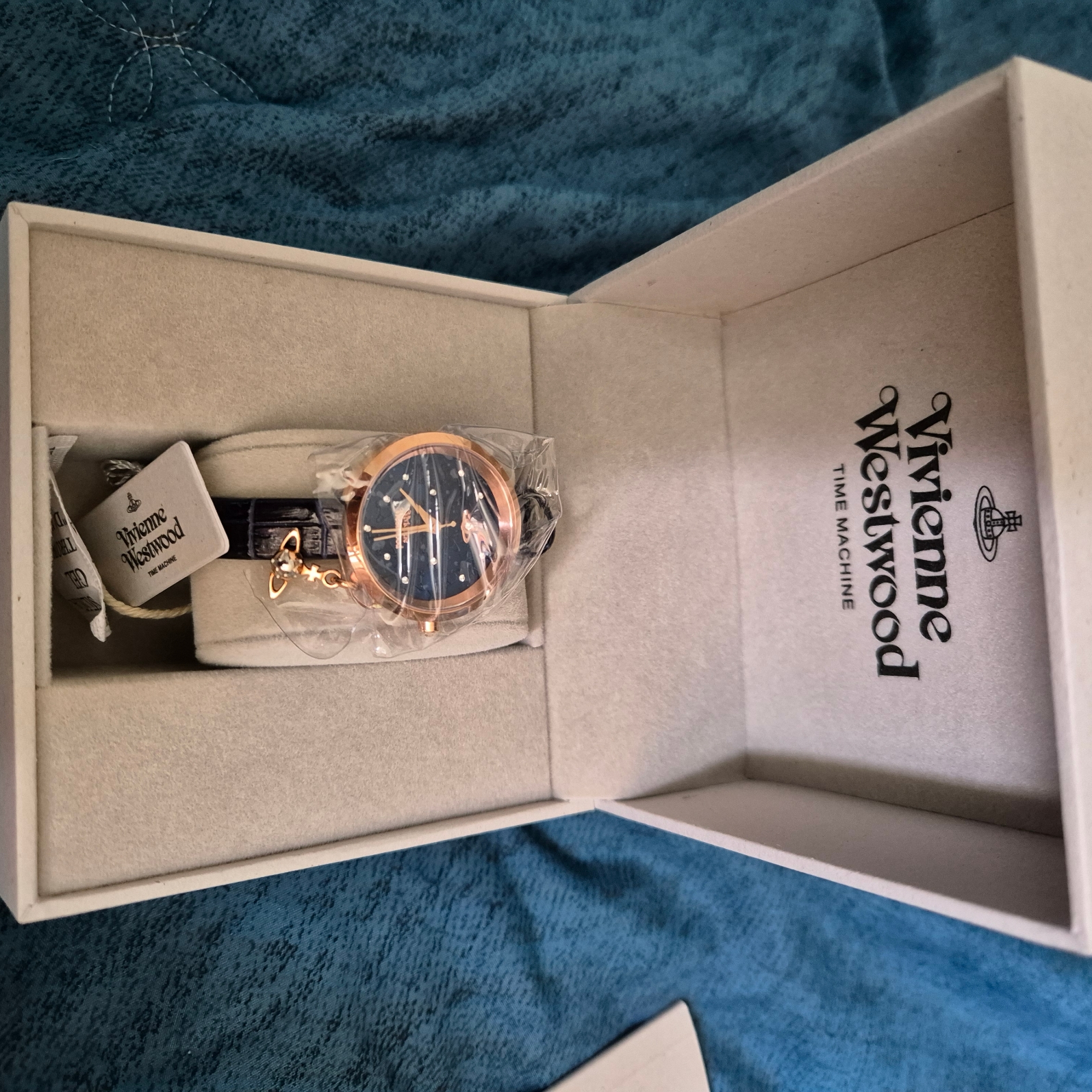 Vivienne Westwood Bow II VV139NVNV 착용 스타일 - 2