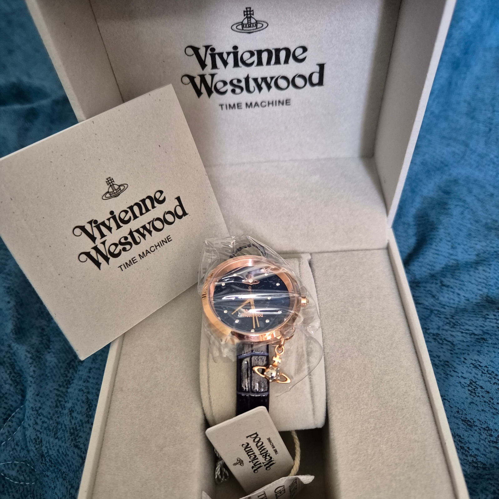 Vivienne Westwood Bow II VV139NVNV 착용 스타일 - 1