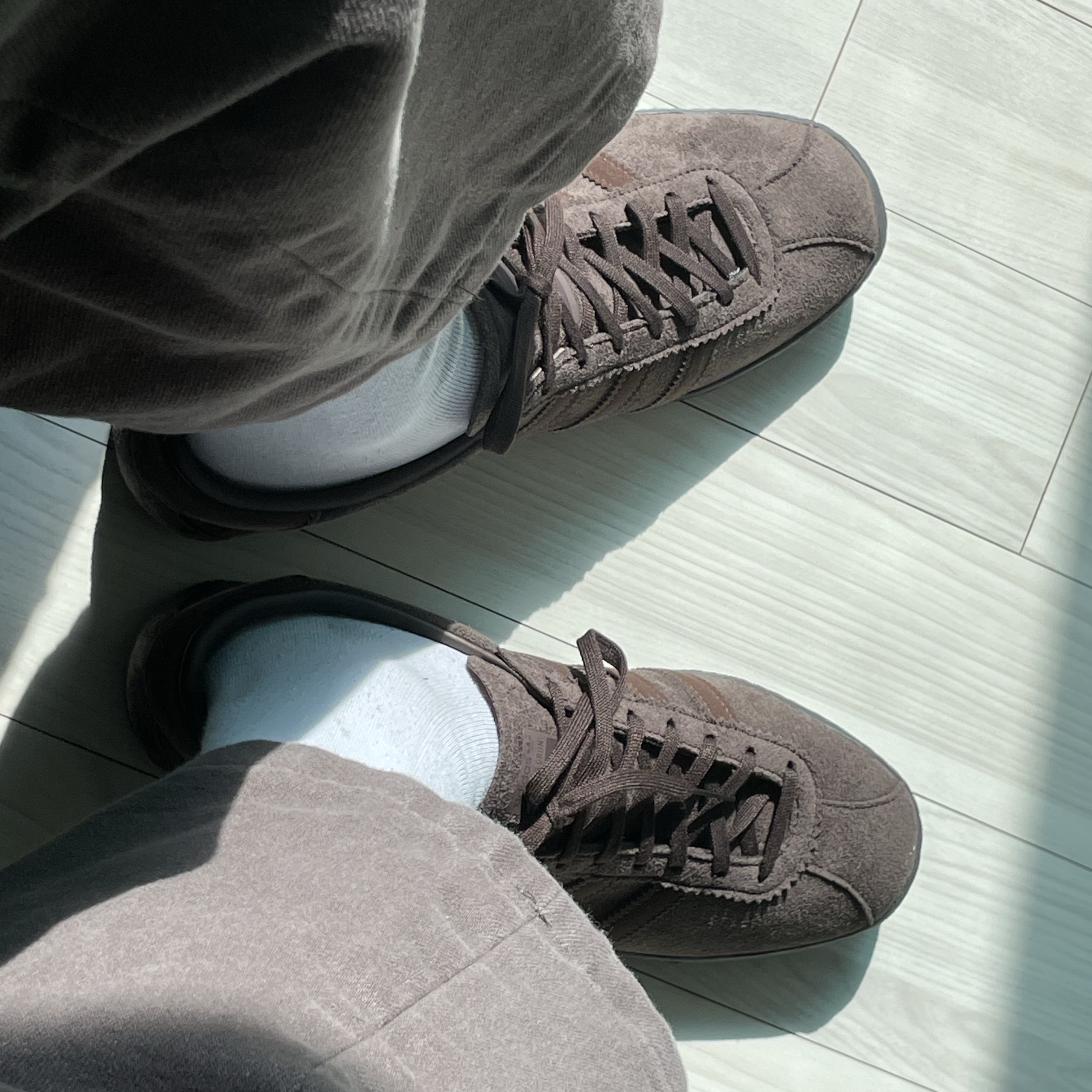 Adidas Tobacco Gruen Dark Brown 착용 스타일