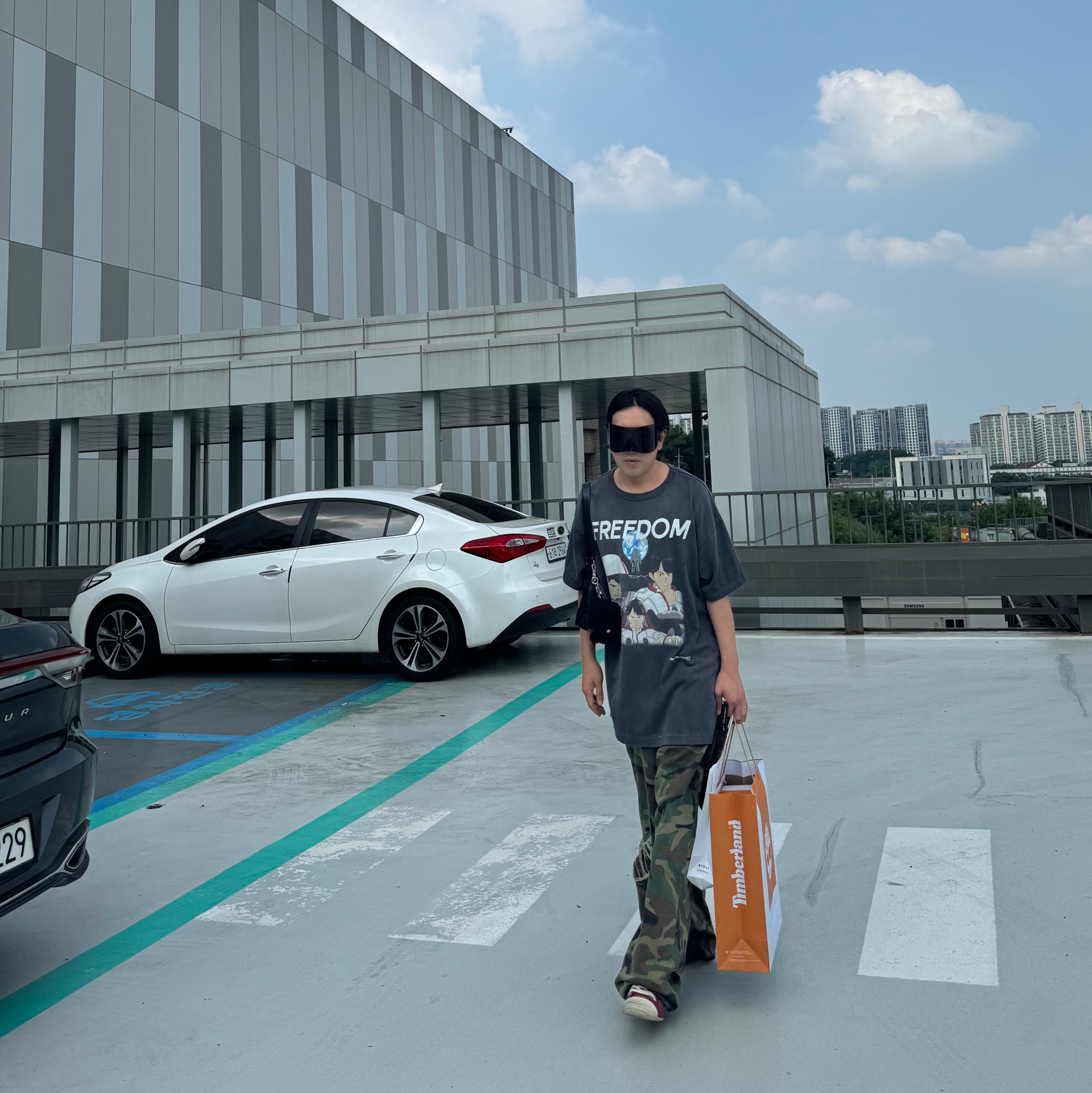 Balenciaga Paris Ultra Flat High Top Sneakers Red, Saint Mxxxxxx x Freedom S/S T-Shirt Black - 24SS 착용 스타일 - 1