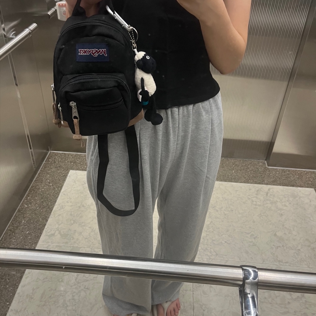 Jansport Right Pack Mini Black 착용 스타일
