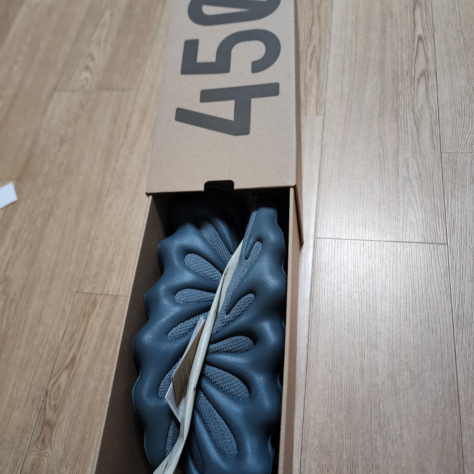 Adidas Yeezy 450 Cinder 착용 스타일 - 2