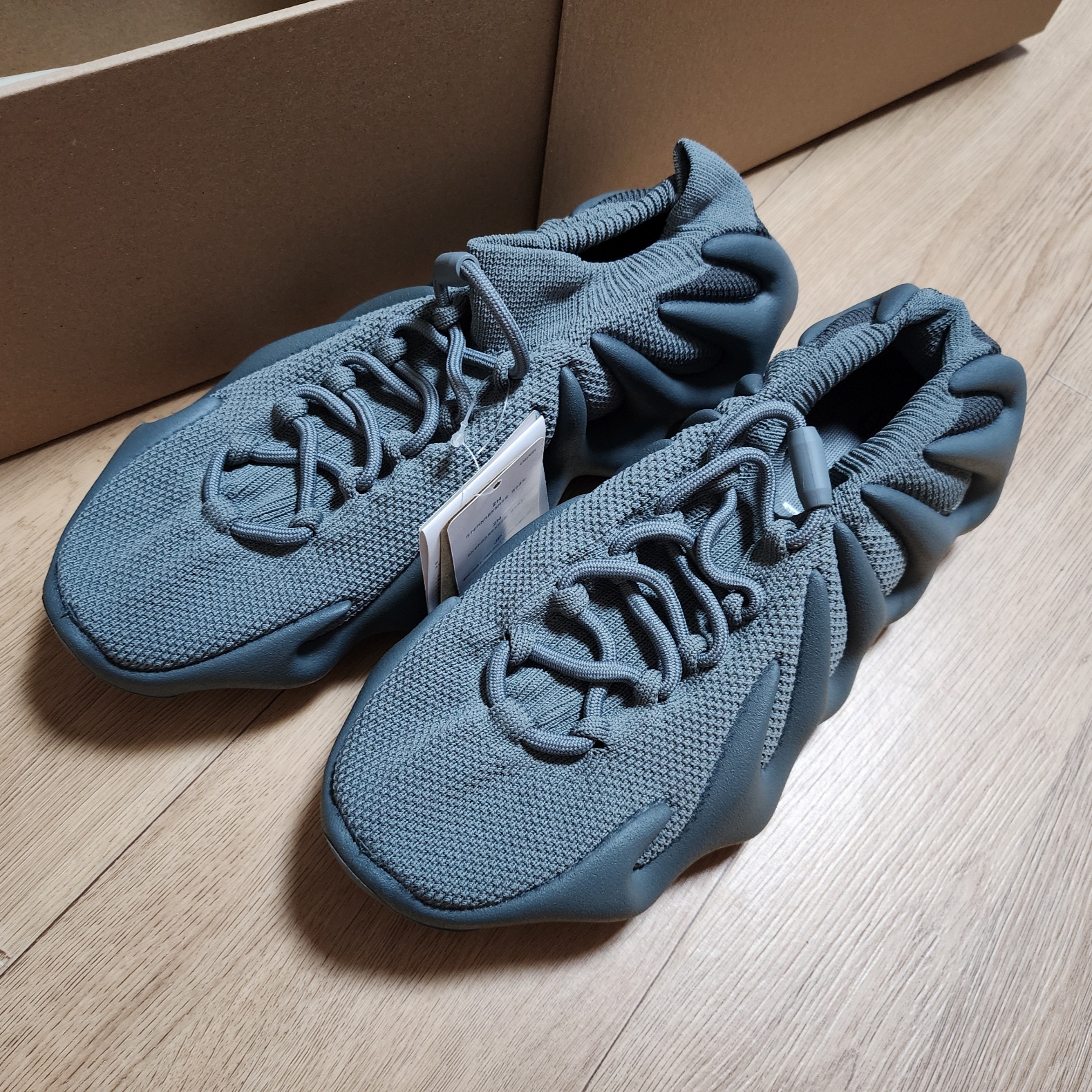 Adidas Yeezy 450 Cinder 착용 스타일 - 3
