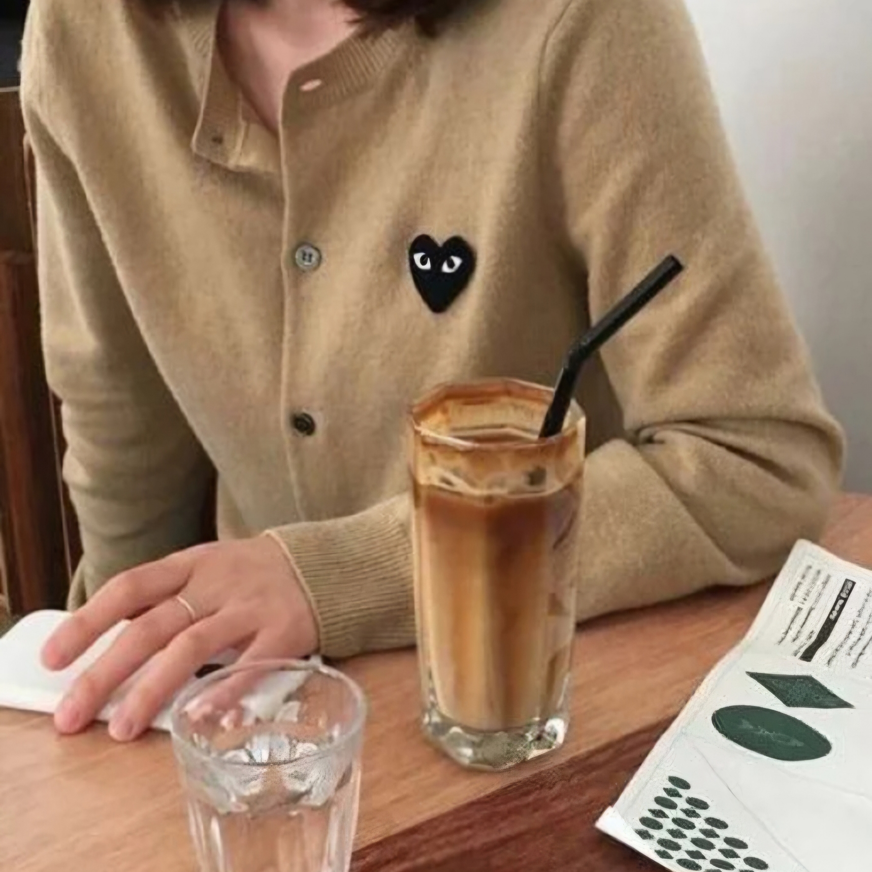 Play Comme des Garcons Black Heart Knit Cardigan Beige 착용 스타일