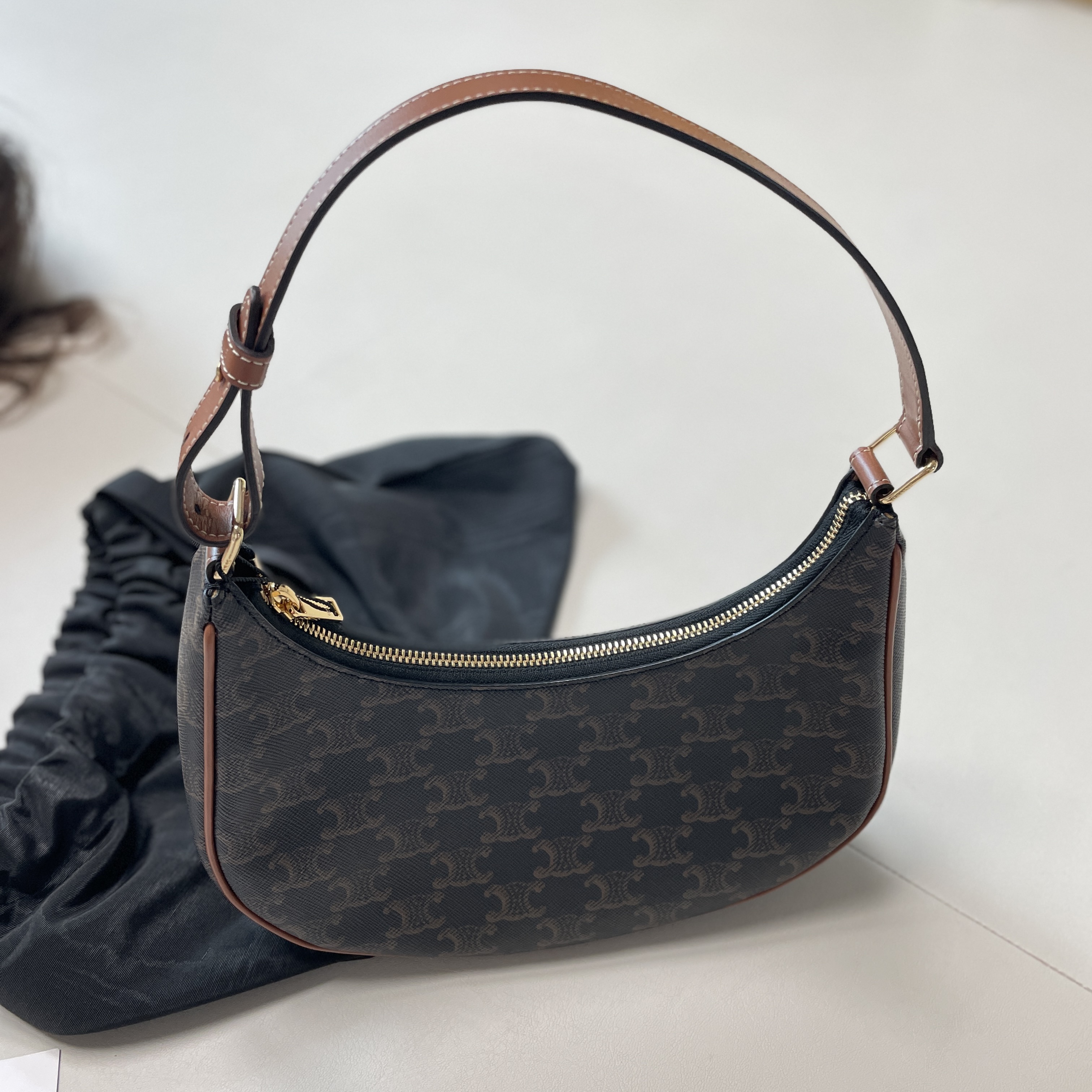 Celine Ava Bag in Triomphe Canvas and Calfskin Tan 착용 스타일