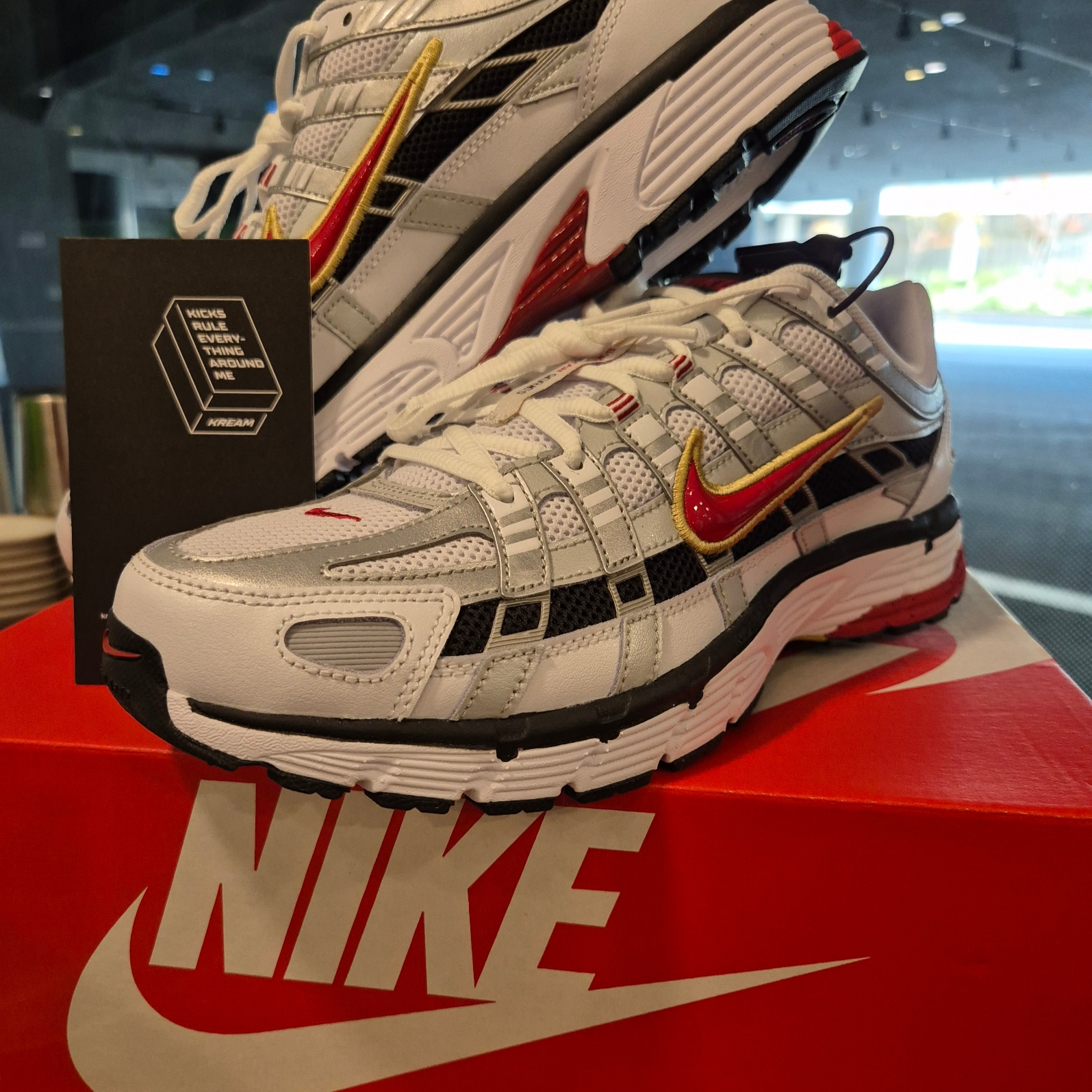 Nike P-6000 White Varsity Red 착용 스타일 - 1