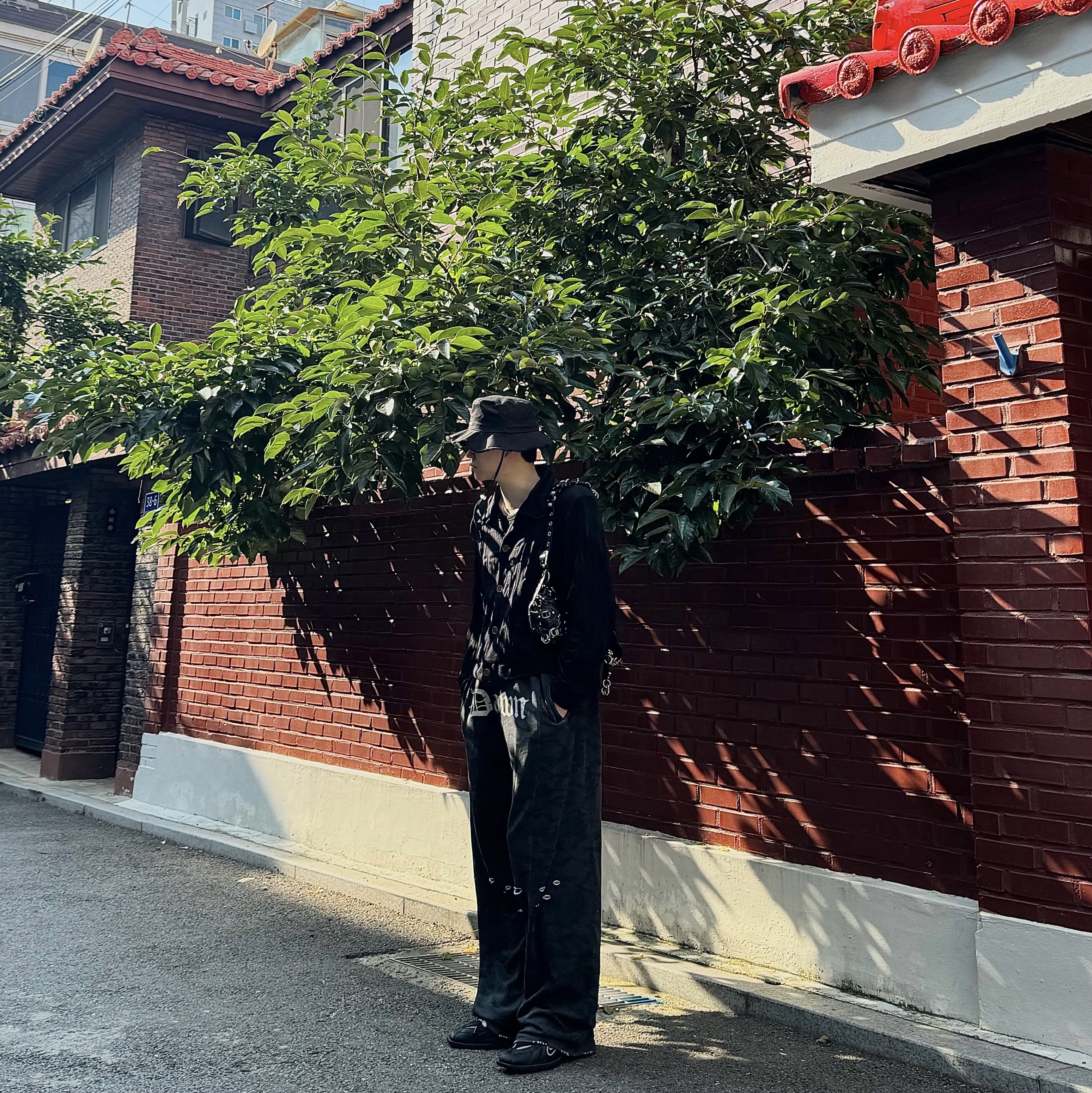 Jacquemus Le Bob Artichaut Bucket Hat Black, Balenciaga Le Cagole XS Shoulder Bag with Piercing Black 착용 스타일 - 3