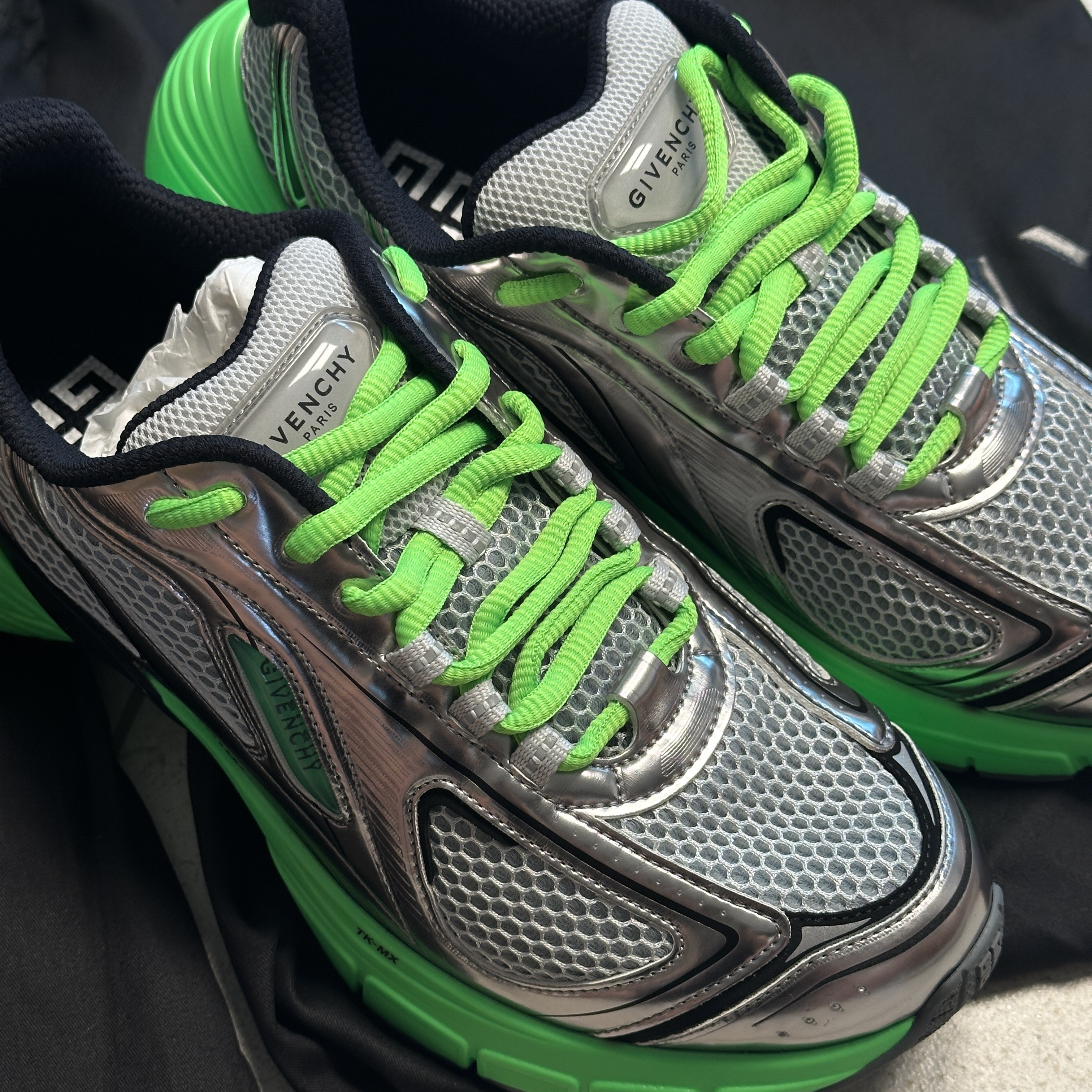 Givenchy TK-MX Runner Sneakers in Mesh Green Silver 착용 스타일 - 4