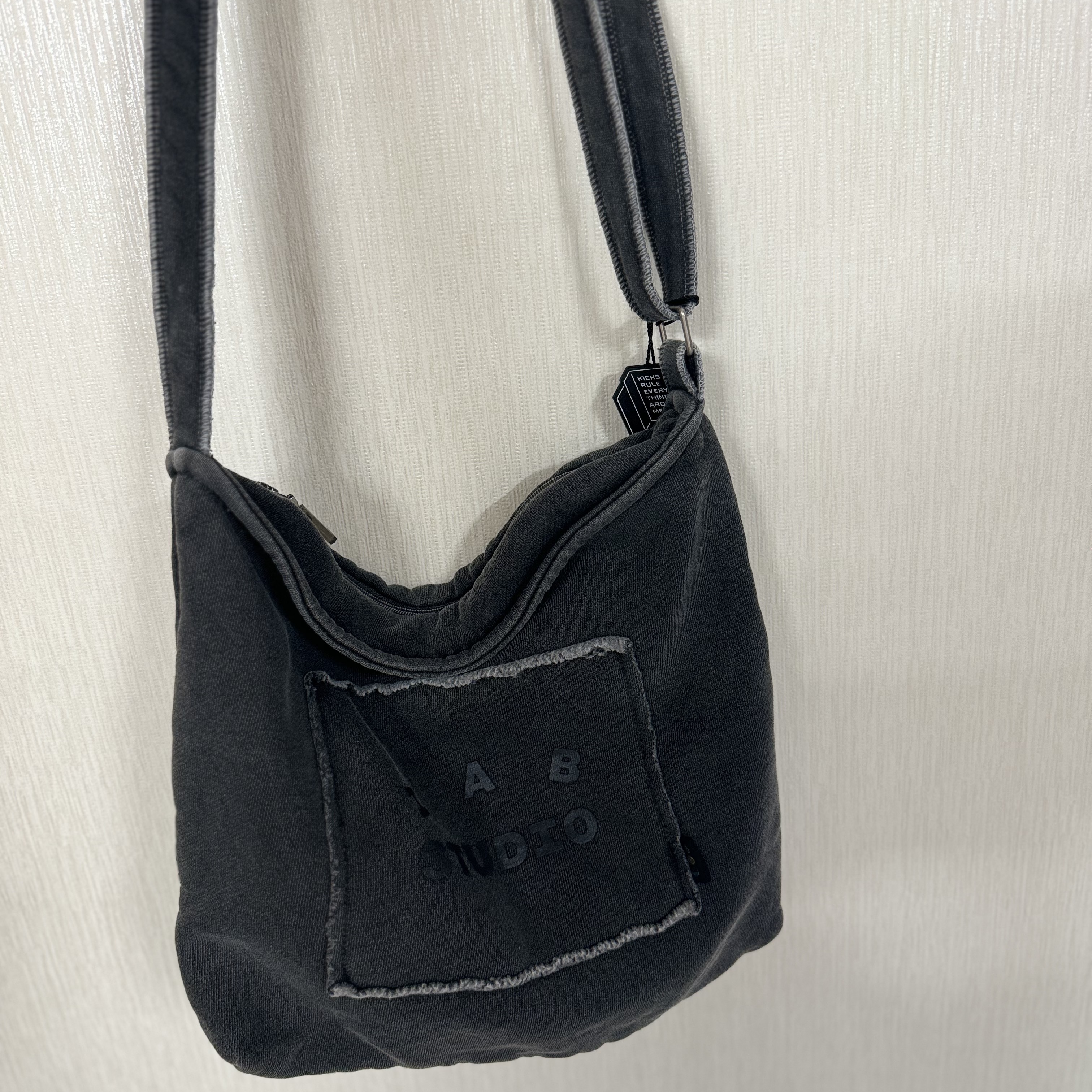 IAB Studio Pigment Bag Black, New Balance x Taw&Toe Flip Flop Black 착용 스타일 - 4