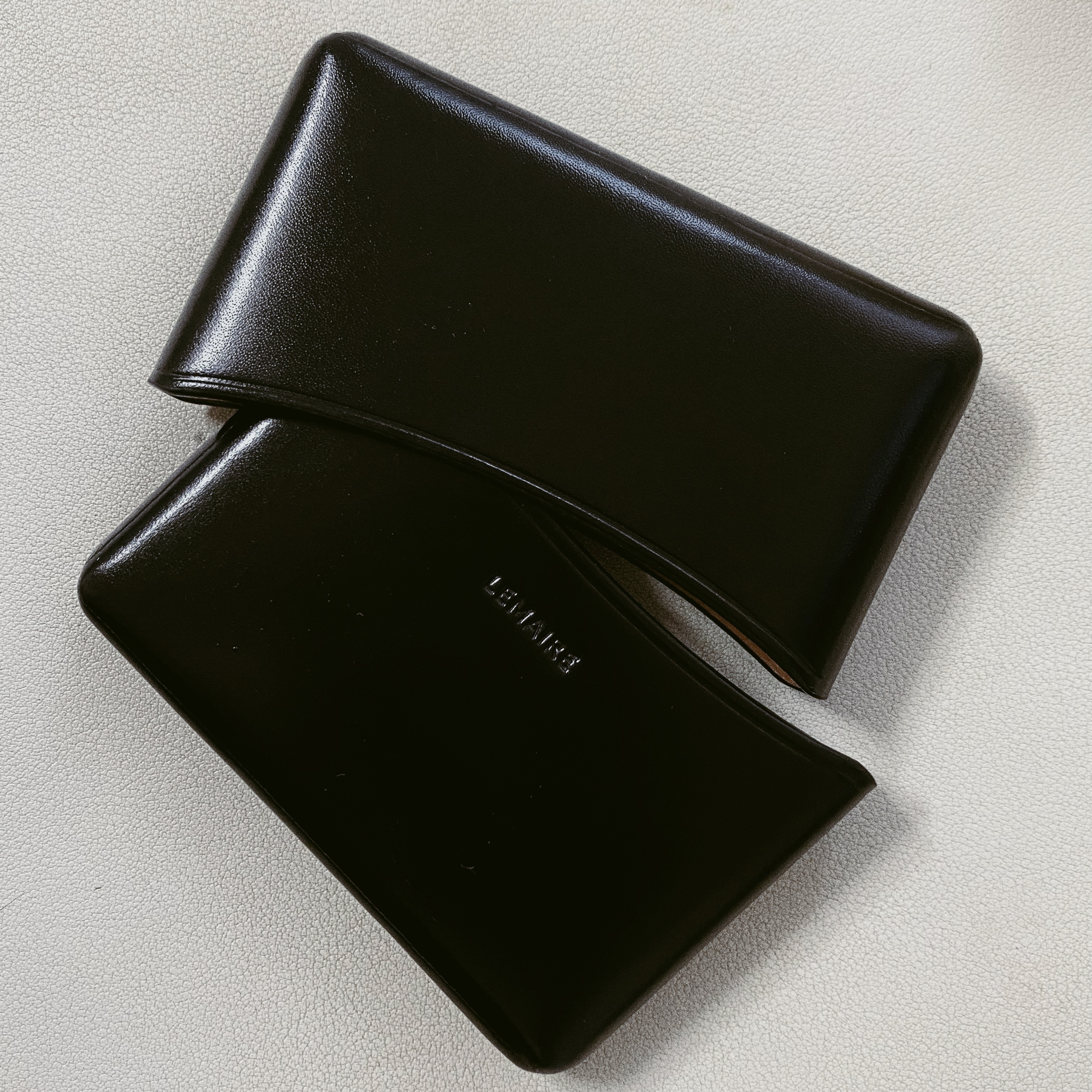 Lemaire Molded Card Holder Vegetable-Tanned Leather Black 착용 스타일
