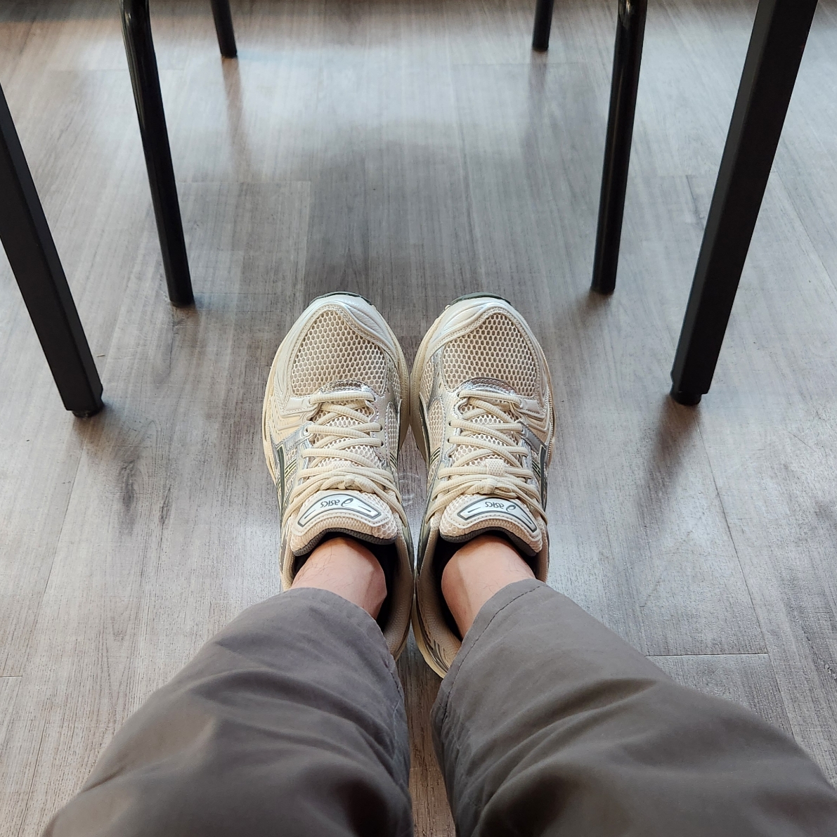 Asics Gel-Kayano 14 Birch Dark Pewter 착용 스타일