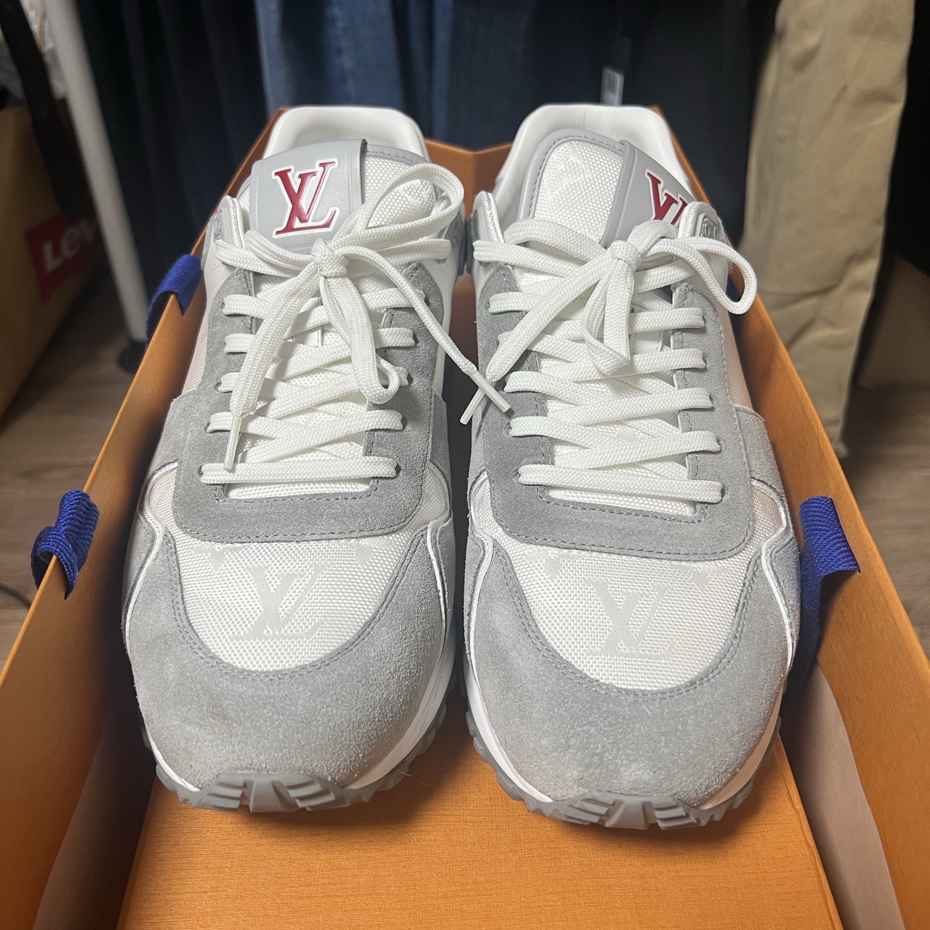 Louis Vuitton Run Away Sneakers Iridescent Textile White 착용 스타일 - 1