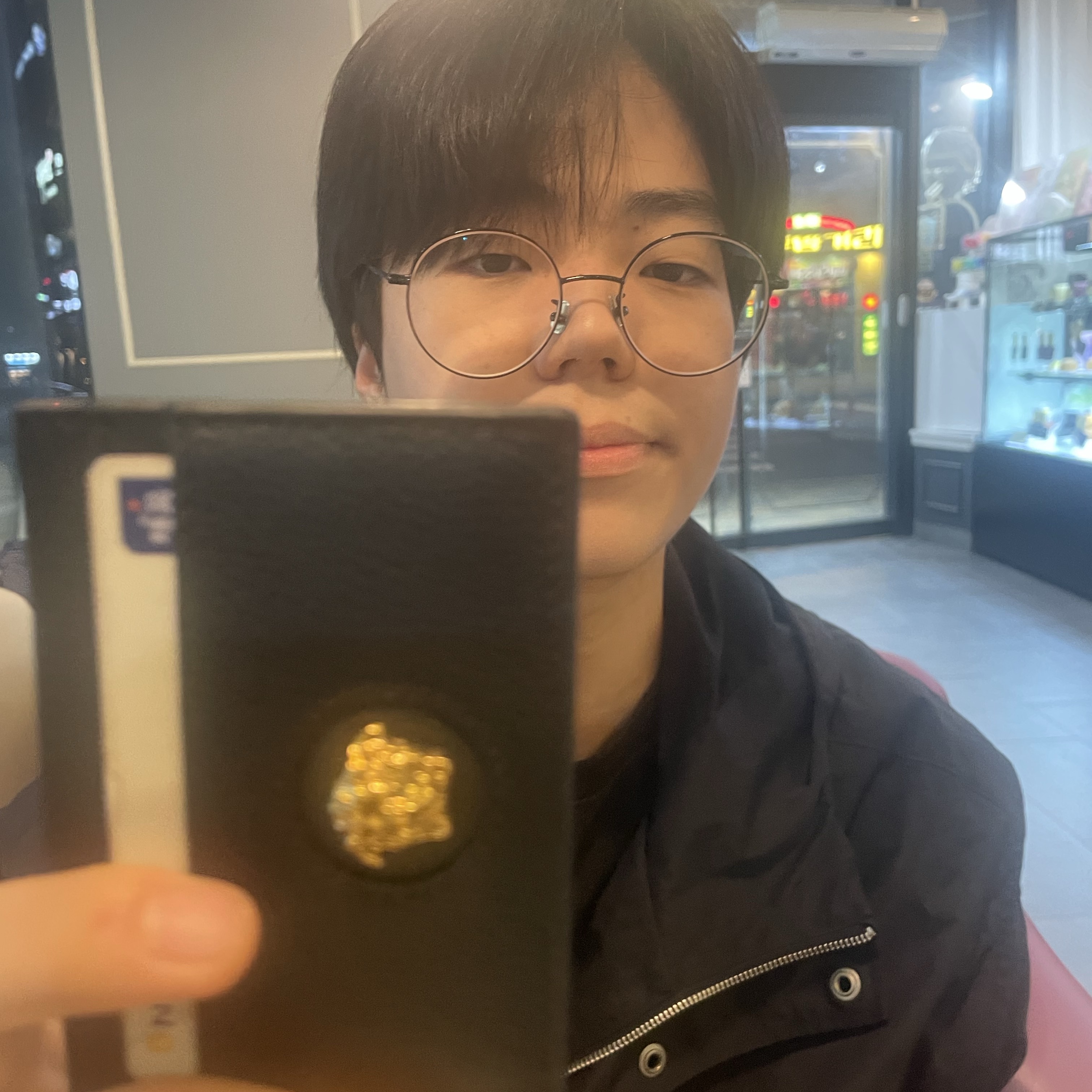 Versace La Medusa Card Case Black 착용 스타일 - 3