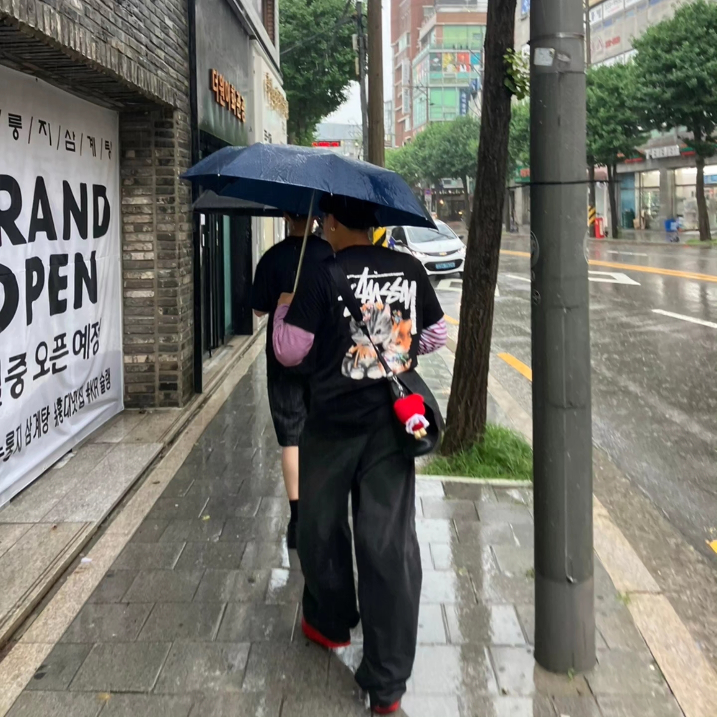 Stussy Kittens T-Shirt Black, Nike Air Force 1 '07 LV8 Low 1 Triple Red 착용 스타일 - 2