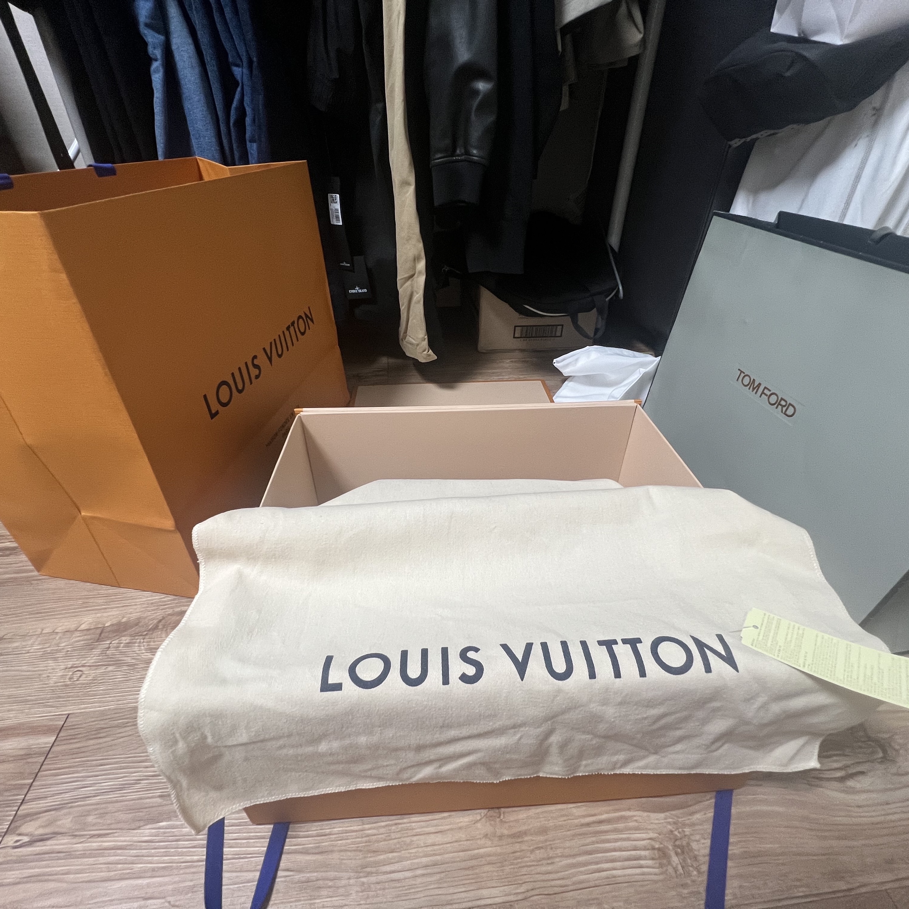 Louis Vuitton Dopp Kit Toilet Pouch Monogram Eclipse 착용 스타일 - 2