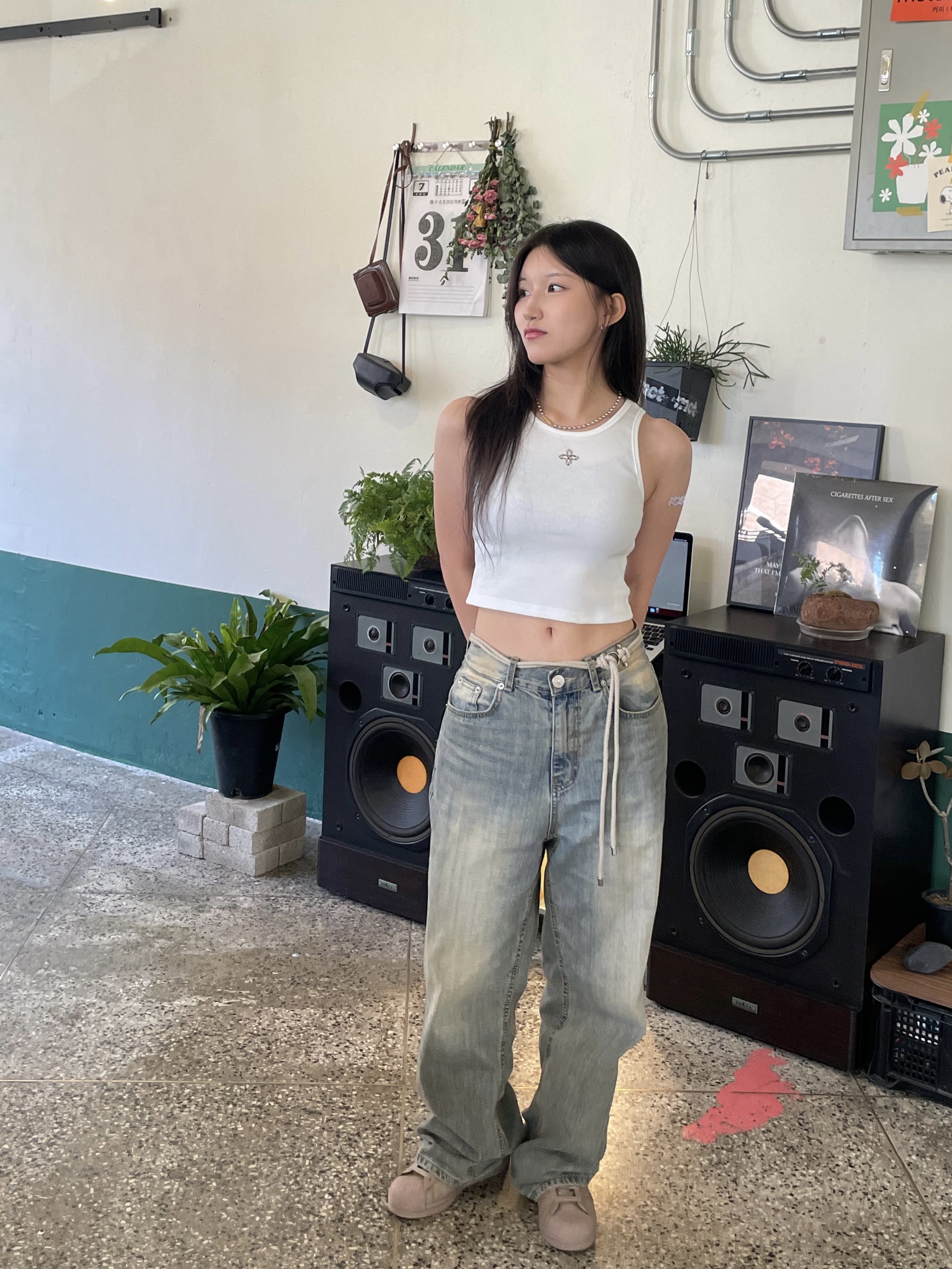 Surgery Metal Clover Logo Crop Sleeveless White, Adidas Superstar Chalky Brown 착용 스타일 - 1