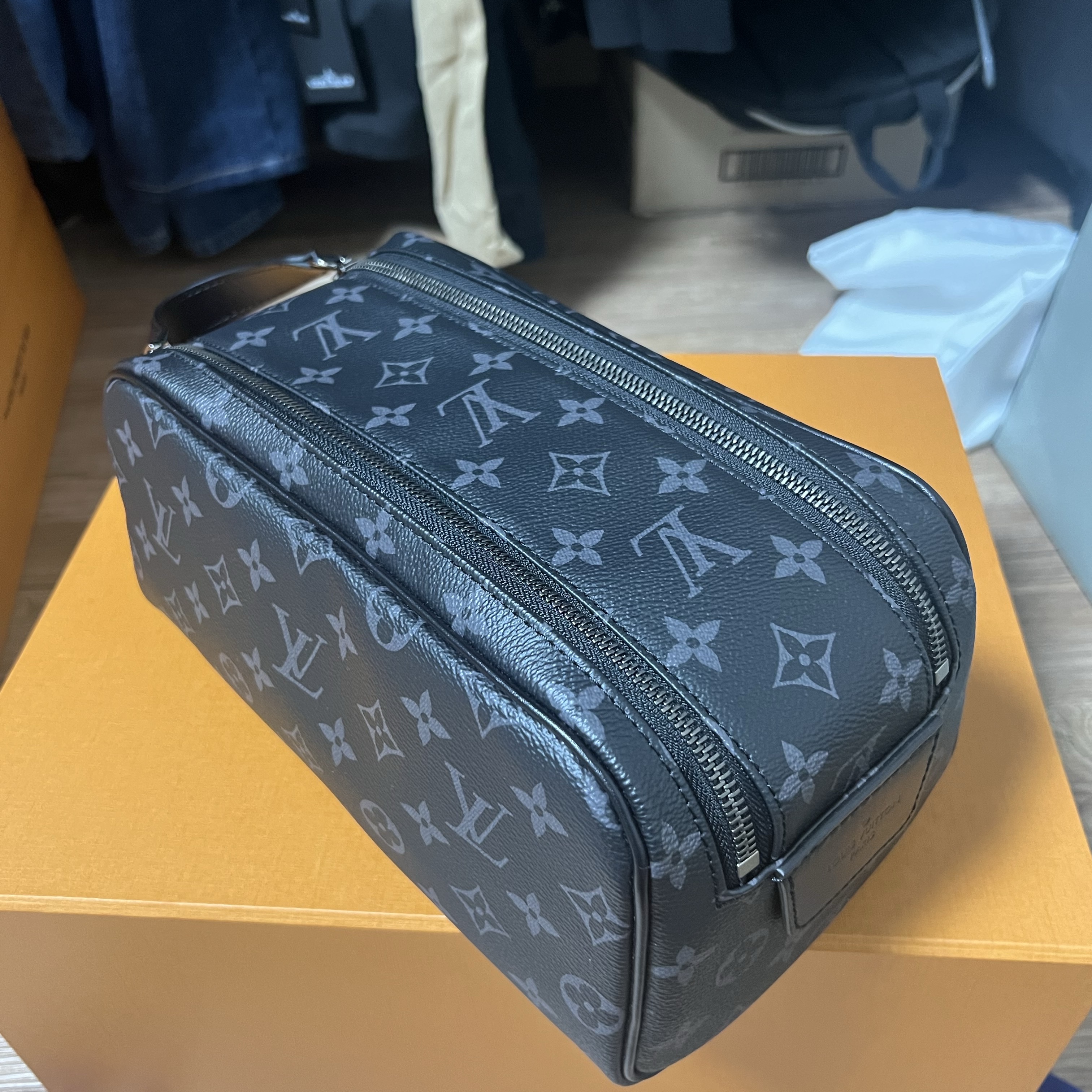 Louis Vuitton Dopp Kit Toilet Pouch Monogram Eclipse 착용 스타일 - 3