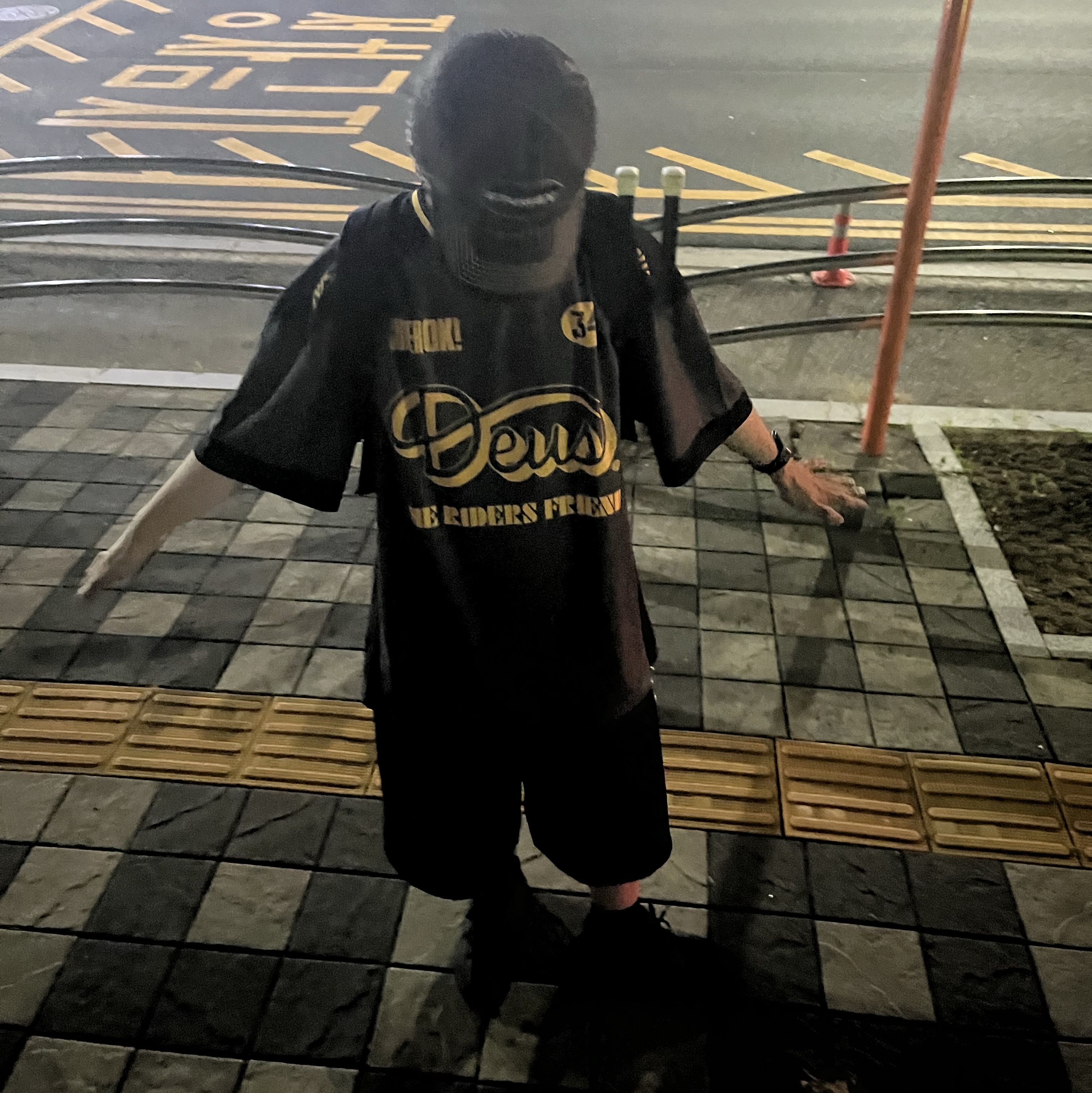 Deus Ex Machina Randy Moto T-Shirt Black, (W) Nike Shox R4 Black 착용 스타일 - 2