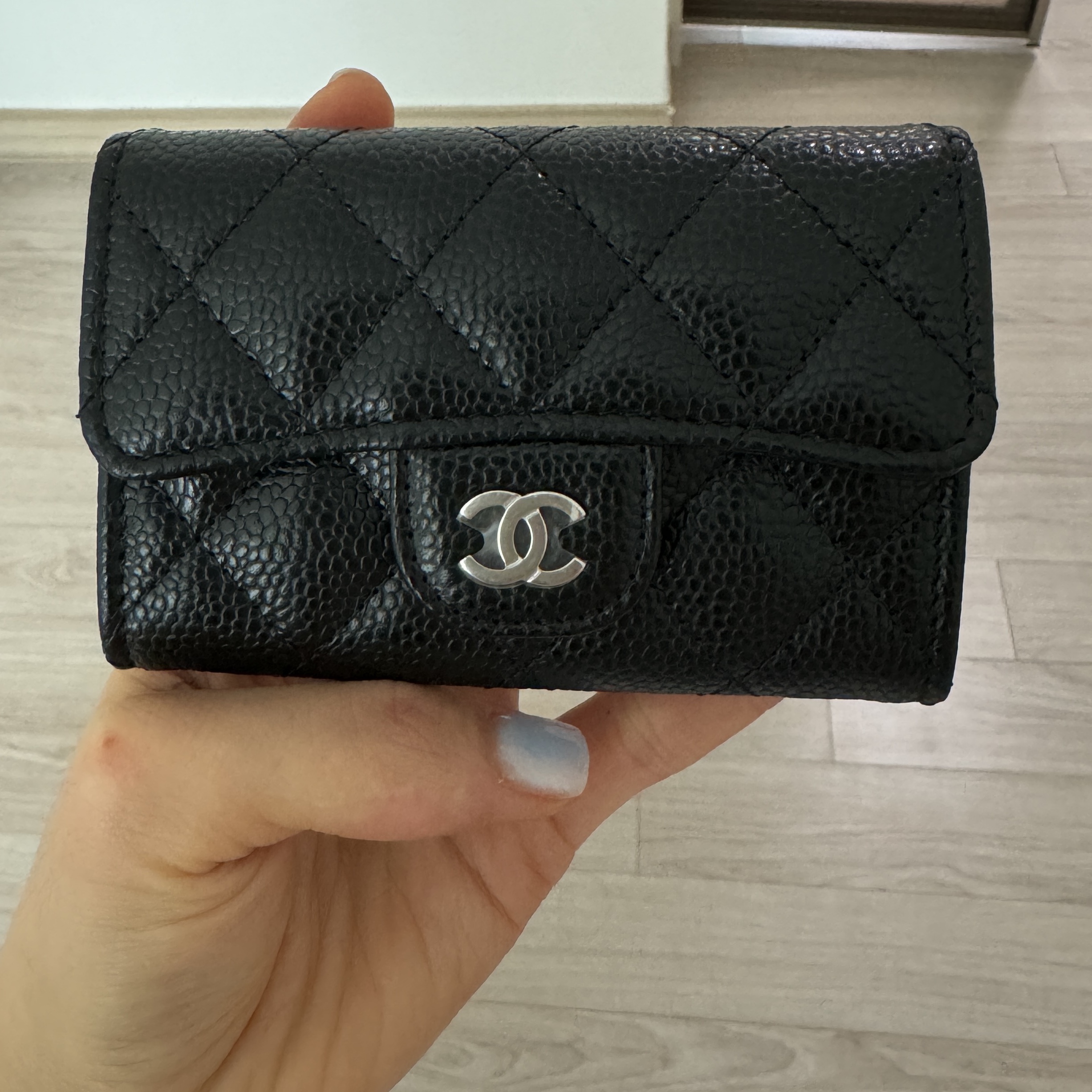 Chanel Classic Card Holder Grained Calfskin & Silver Black 착용 스타일 - 1