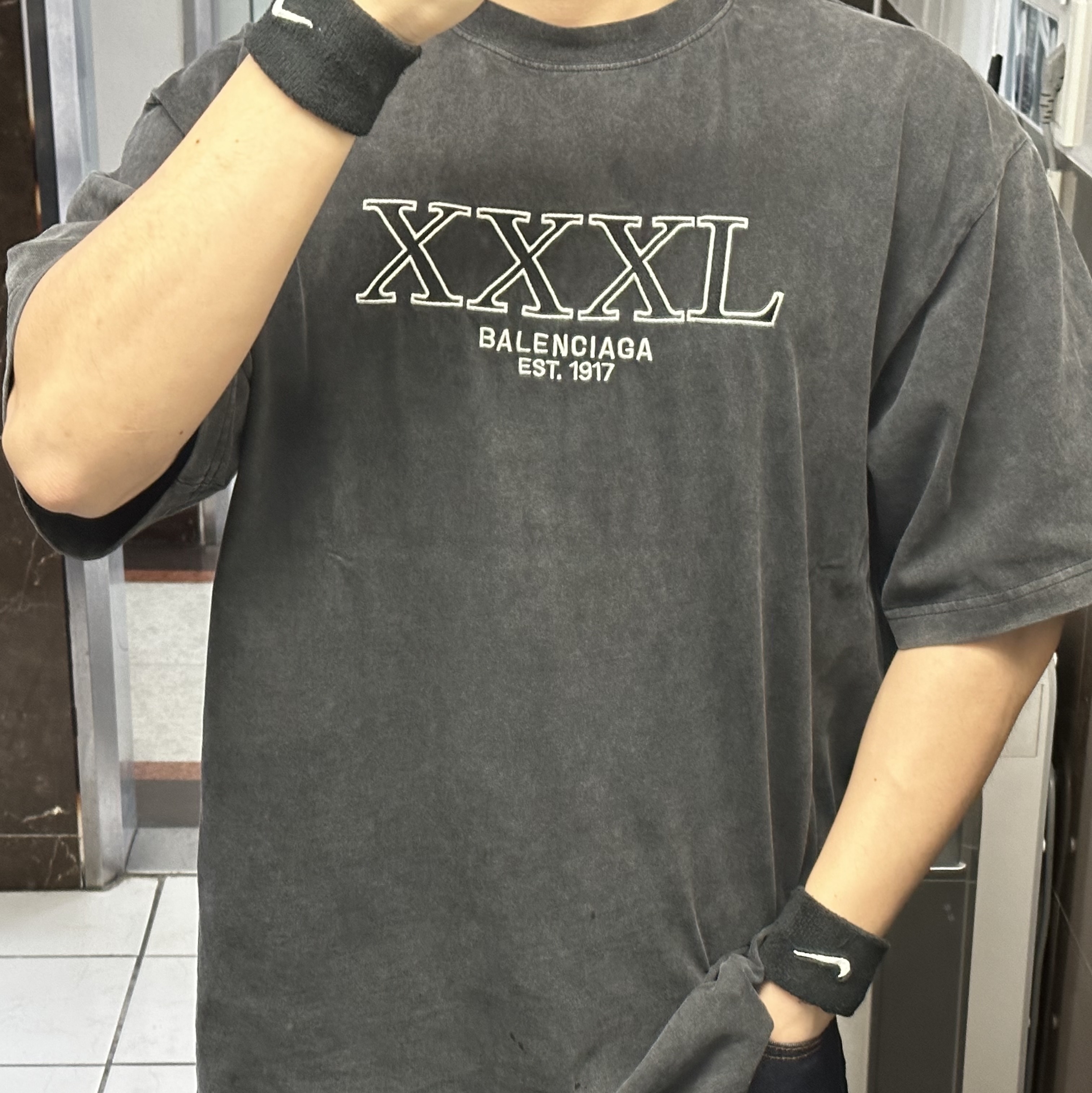 Balenciaga 3XL T-Shirt Black 착용 스타일