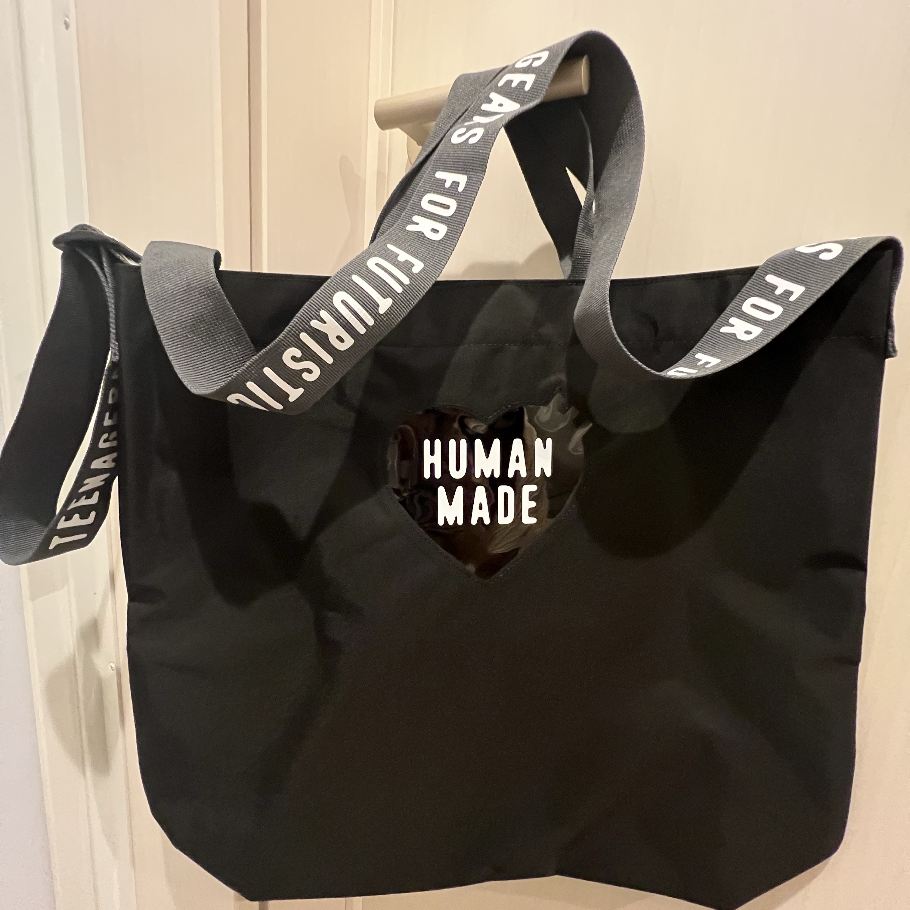 Human Made Shoulder Tote Bag Black 착용 스타일 - 1