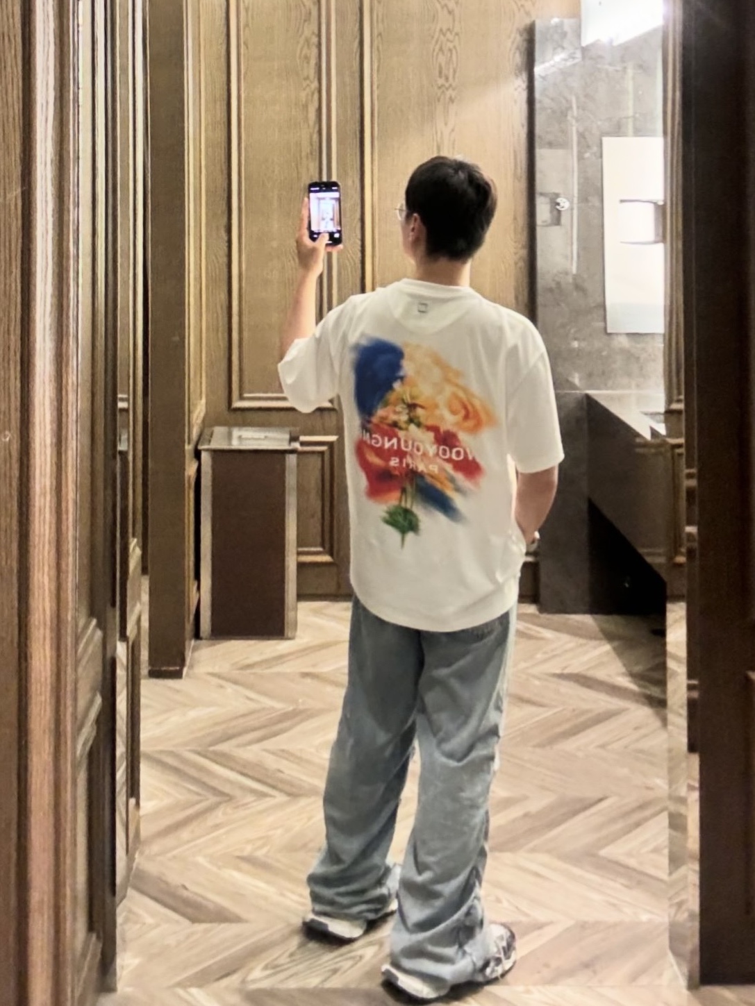 Wooyoungmi Swaying Flower Back Logo T-Shirt White - 24FW, Wooyoungmi Shearling Wide Denim Pants Blue - 24SS 착용 스타일 - 3