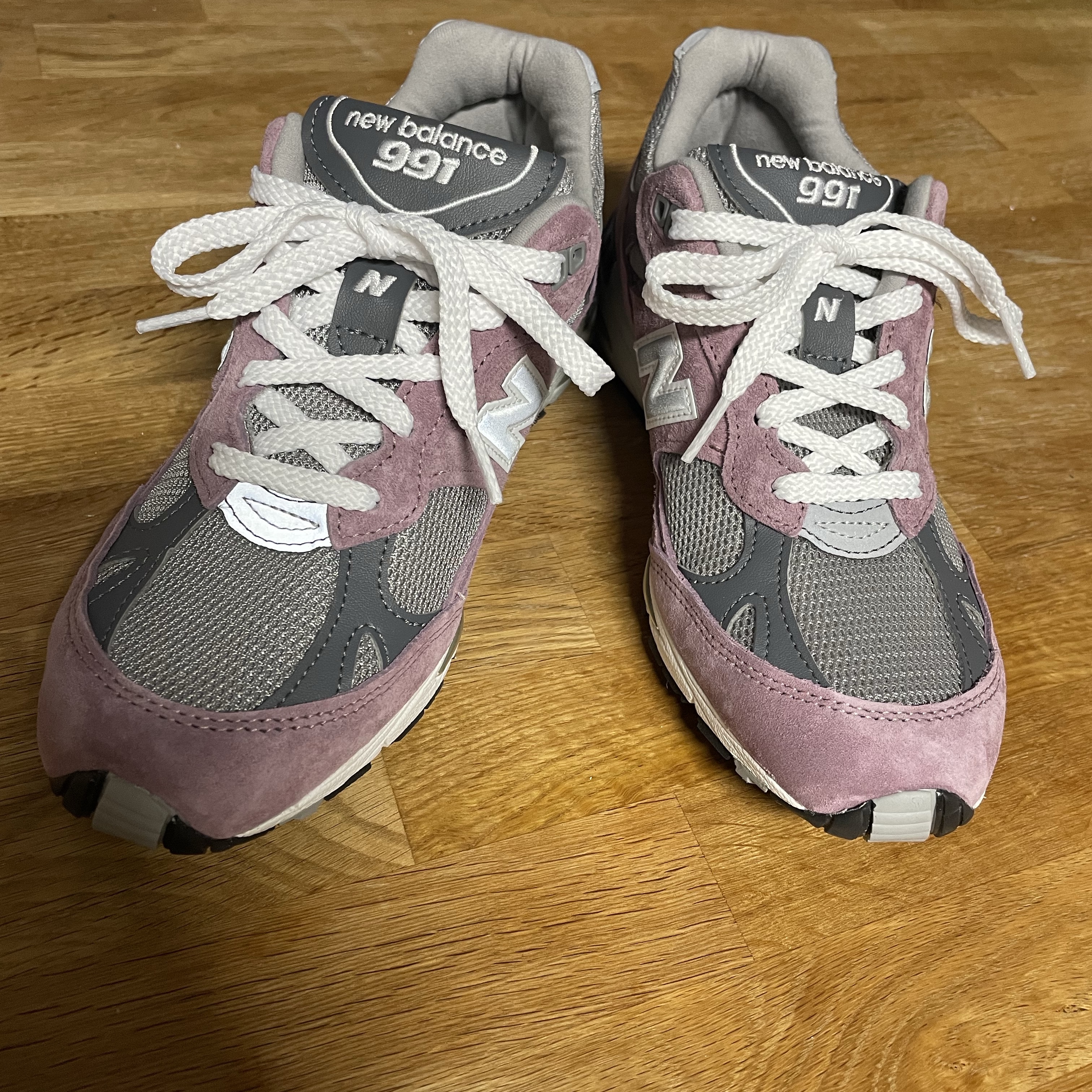 (W) New Balance 991 Made in UK Pink Grey 착용 스타일 - 2