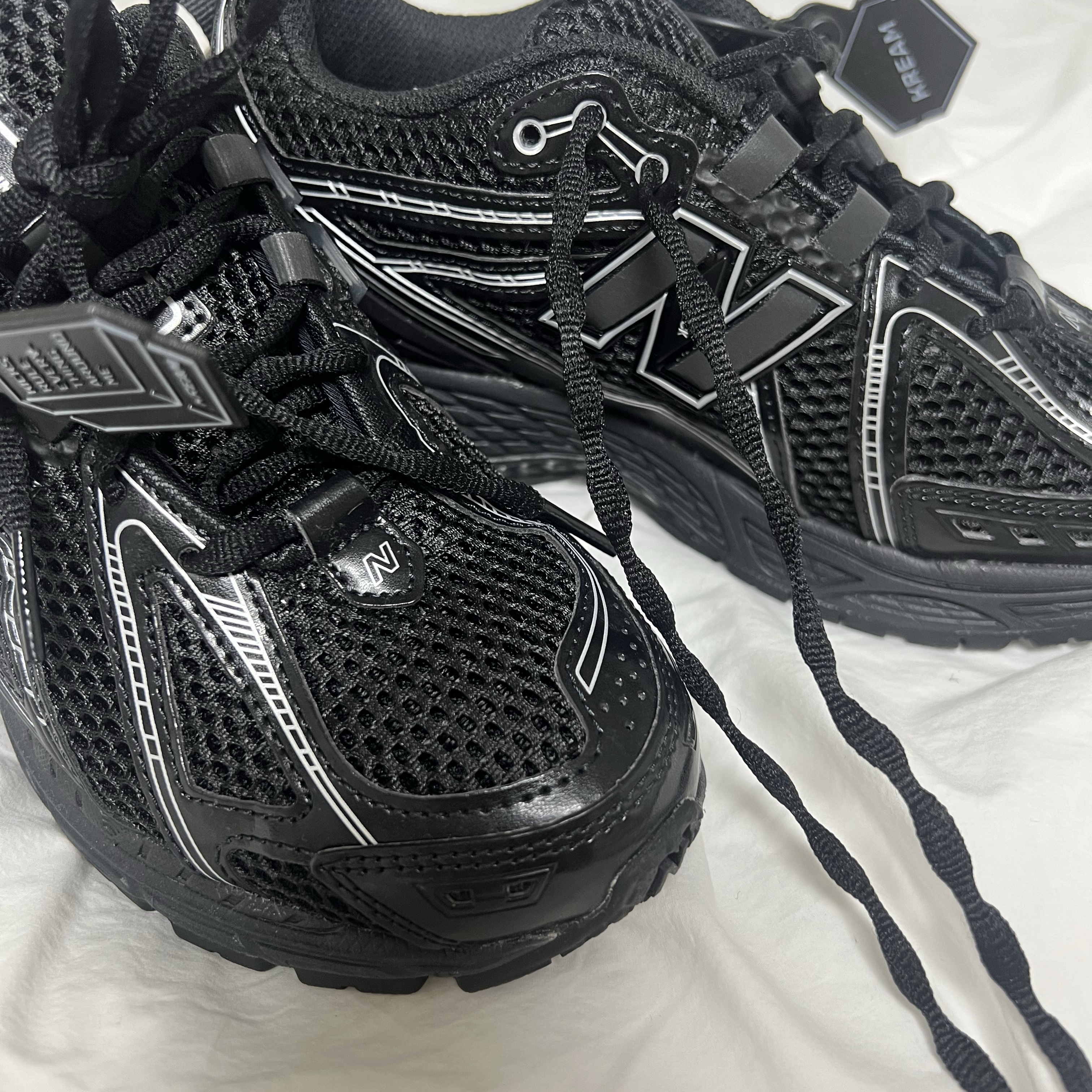 New Balance 1906R Black Silver Metallic 착용 스타일 - 2