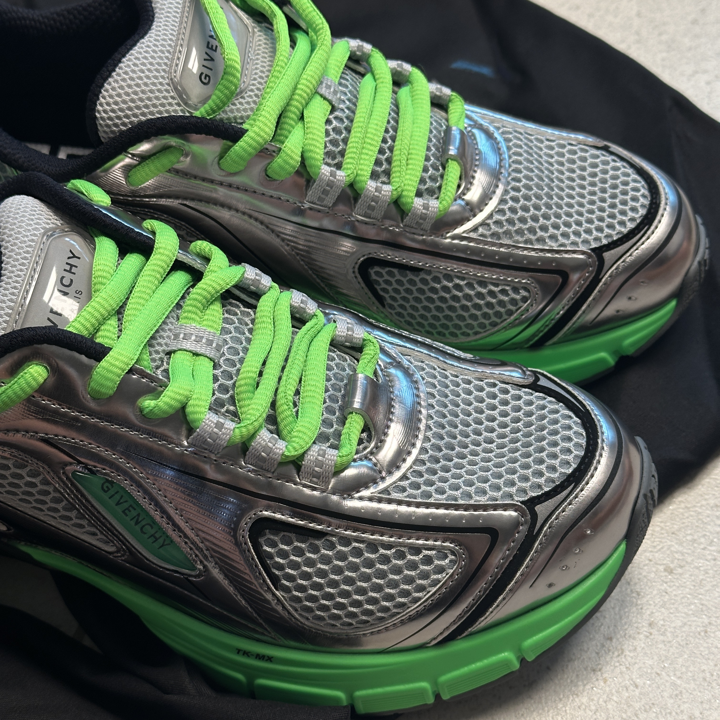Givenchy TK-MX Runner Sneakers in Mesh Green Silver 착용 스타일 - 1