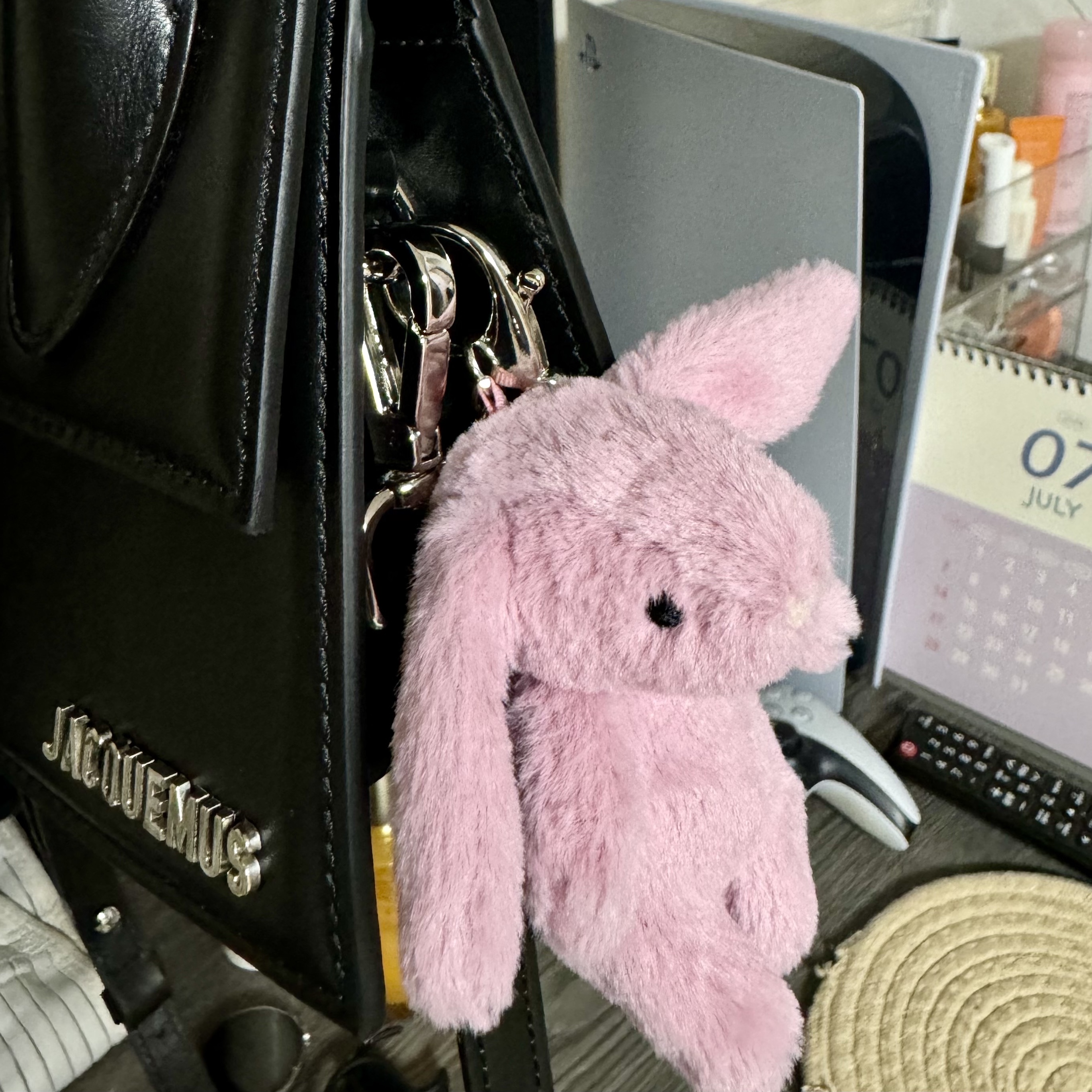 Jellycat Bashful Bunny Bag Charm Tulip, Jacquemus Le Chiquito Moyen Leather Handbag Black Silver 착용 스타일