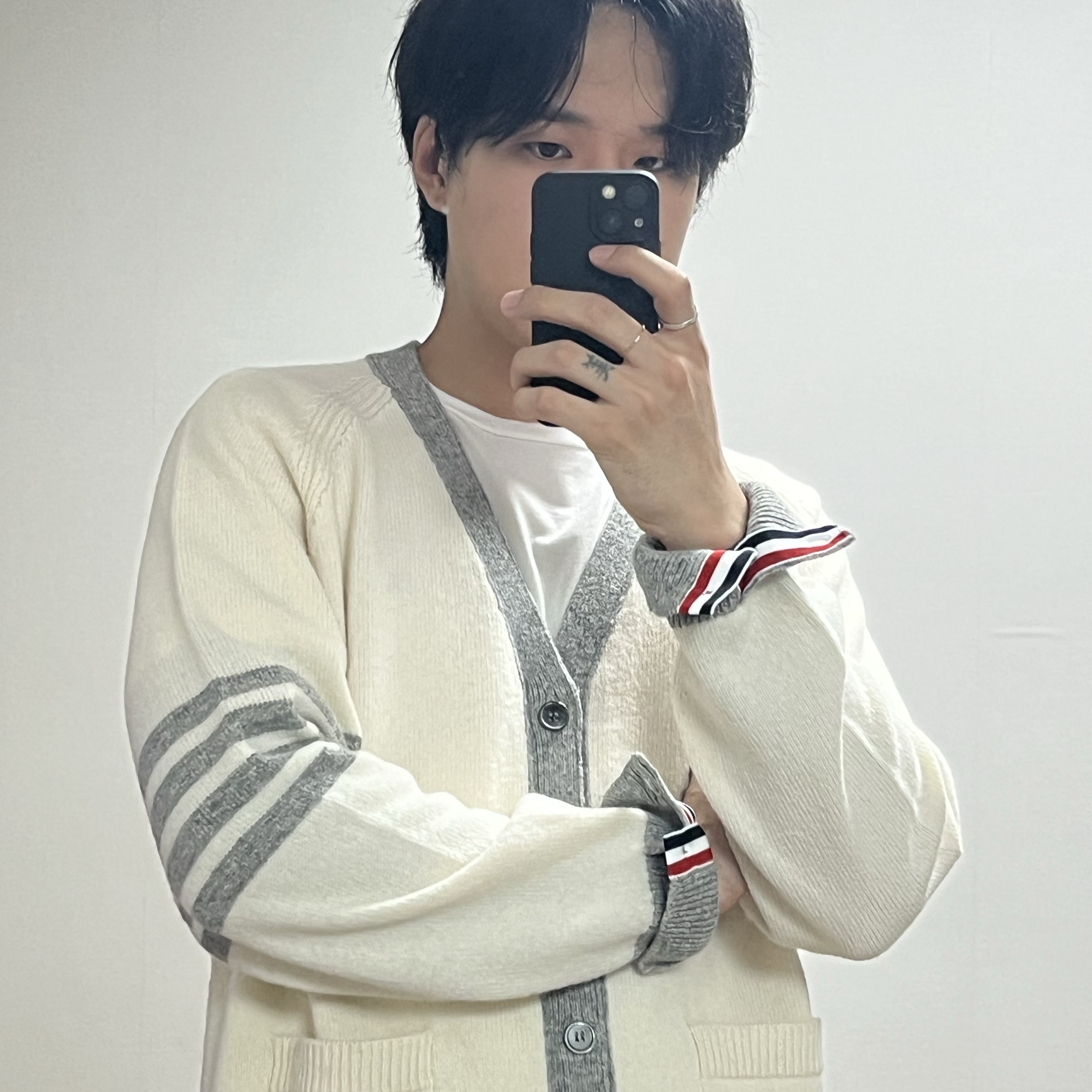 Thom Browne Shetland Wool Raglan 4-Bar Relaxed V-Neck Cardigan Medium Brown 착용 스타일 - 2