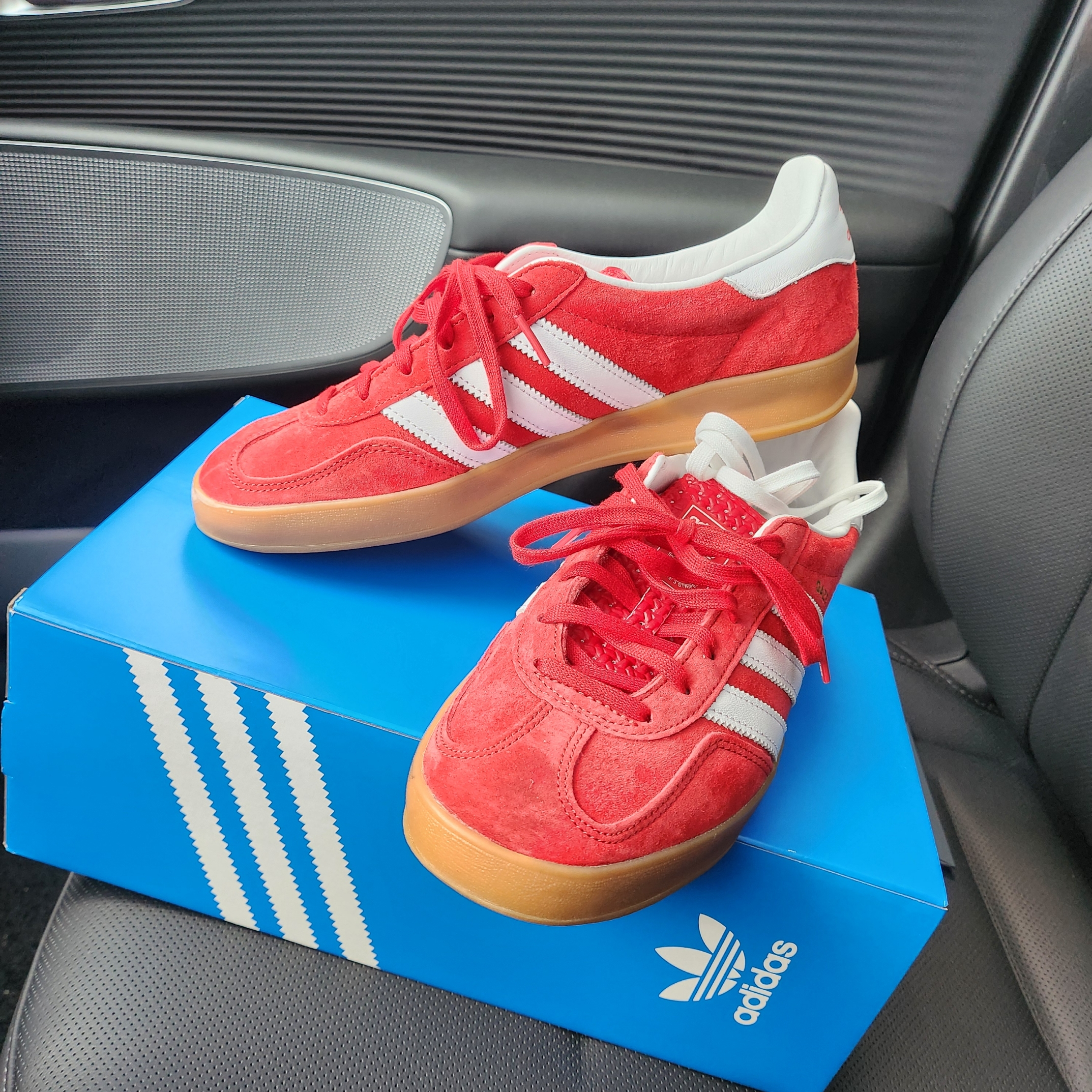 Adidas Gazelle Indoor Better Scarlet Cloud White, Samsung Galaxy Watch5 44mm Juun.J Edition Black (Korean Ver.) 착용 스타일 - 6