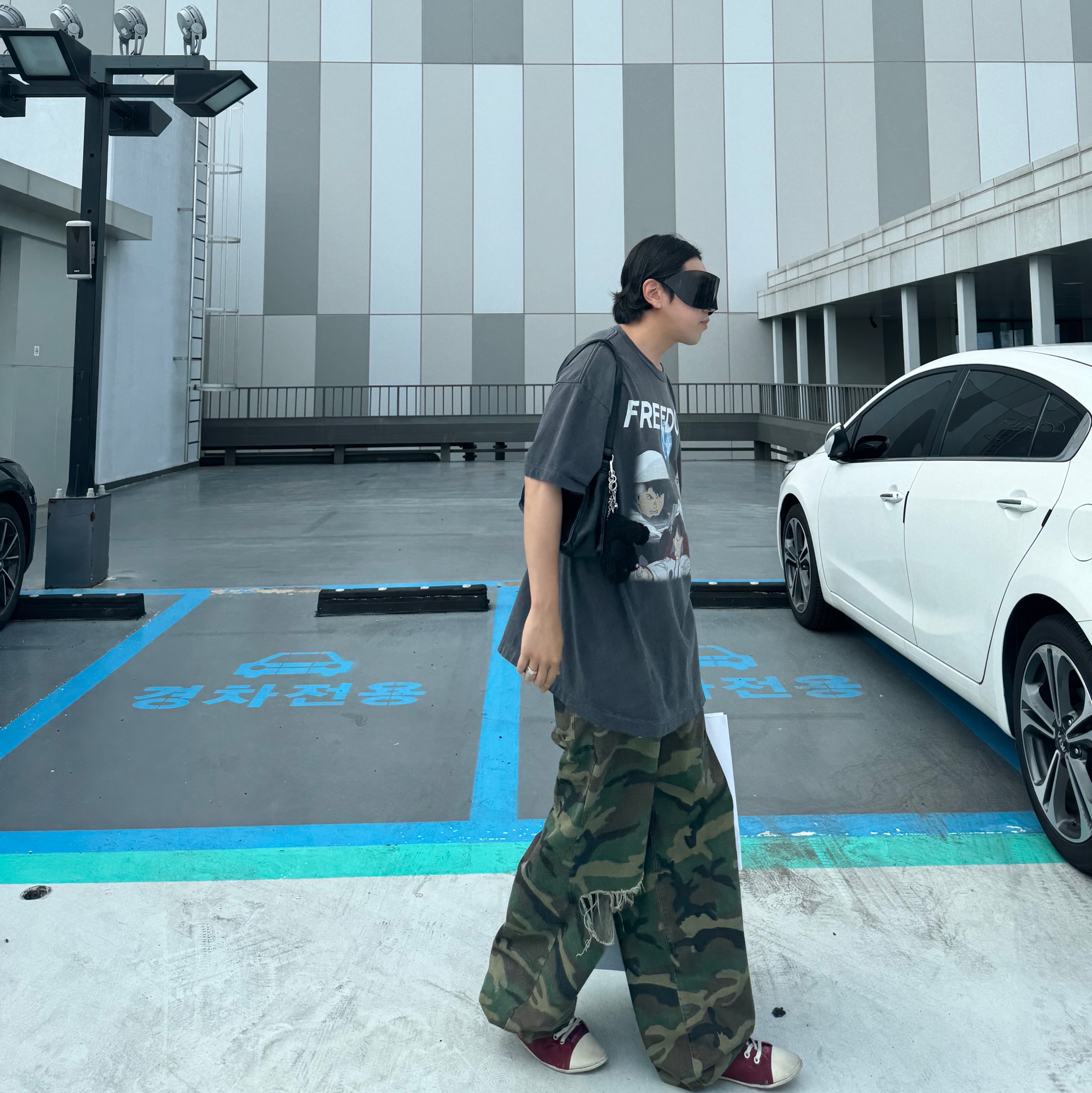 Balenciaga Paris Ultra Flat High Top Sneakers Red, Saint Mxxxxxx x Freedom S/S T-Shirt Black - 24SS 착용 스타일 - 2