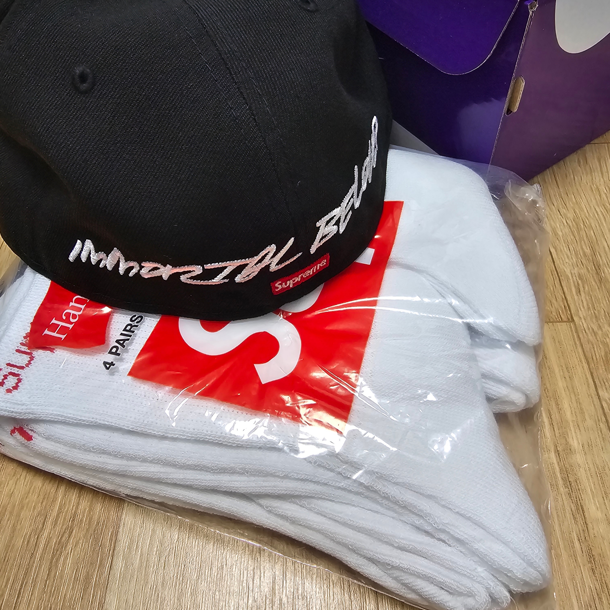 Supreme x Futura x New Era Black - 24SS, Supreme Hanes Crew Socks White (4 Pack) 착용 스타일 - 2