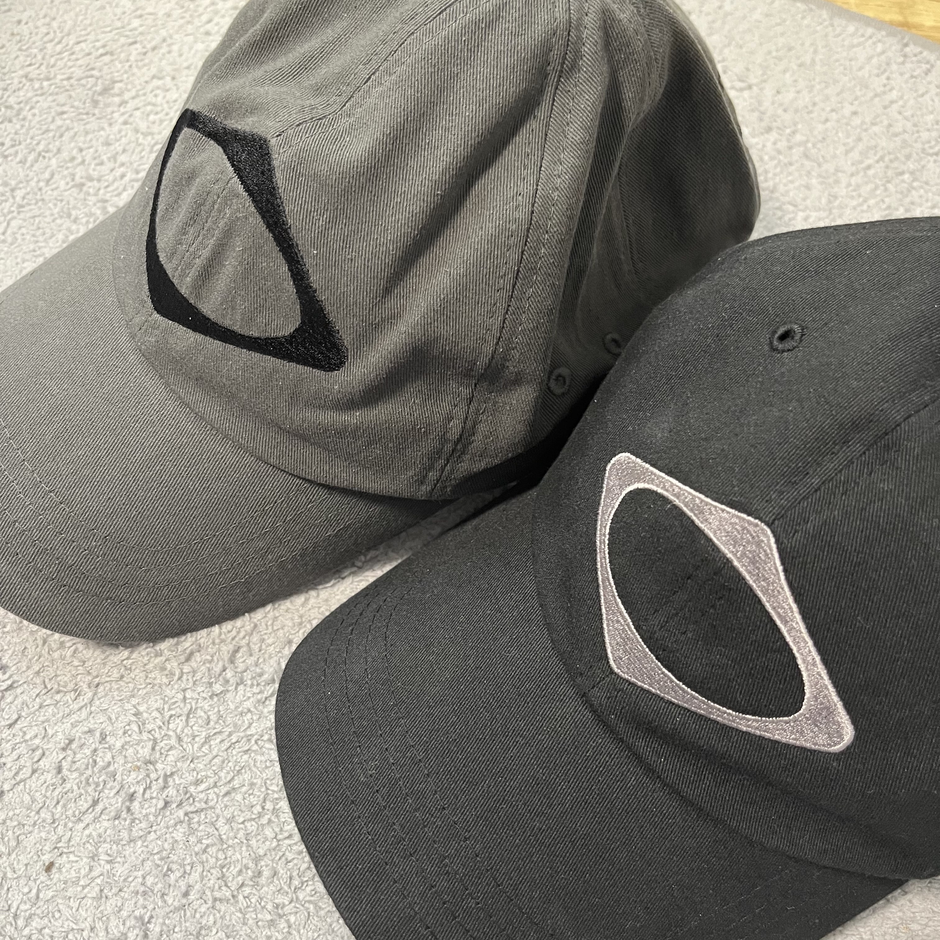 Mischief House Ball Cap Charcoal, Mischief Rhombus Ball Cap Black 착용 스타일 - 2