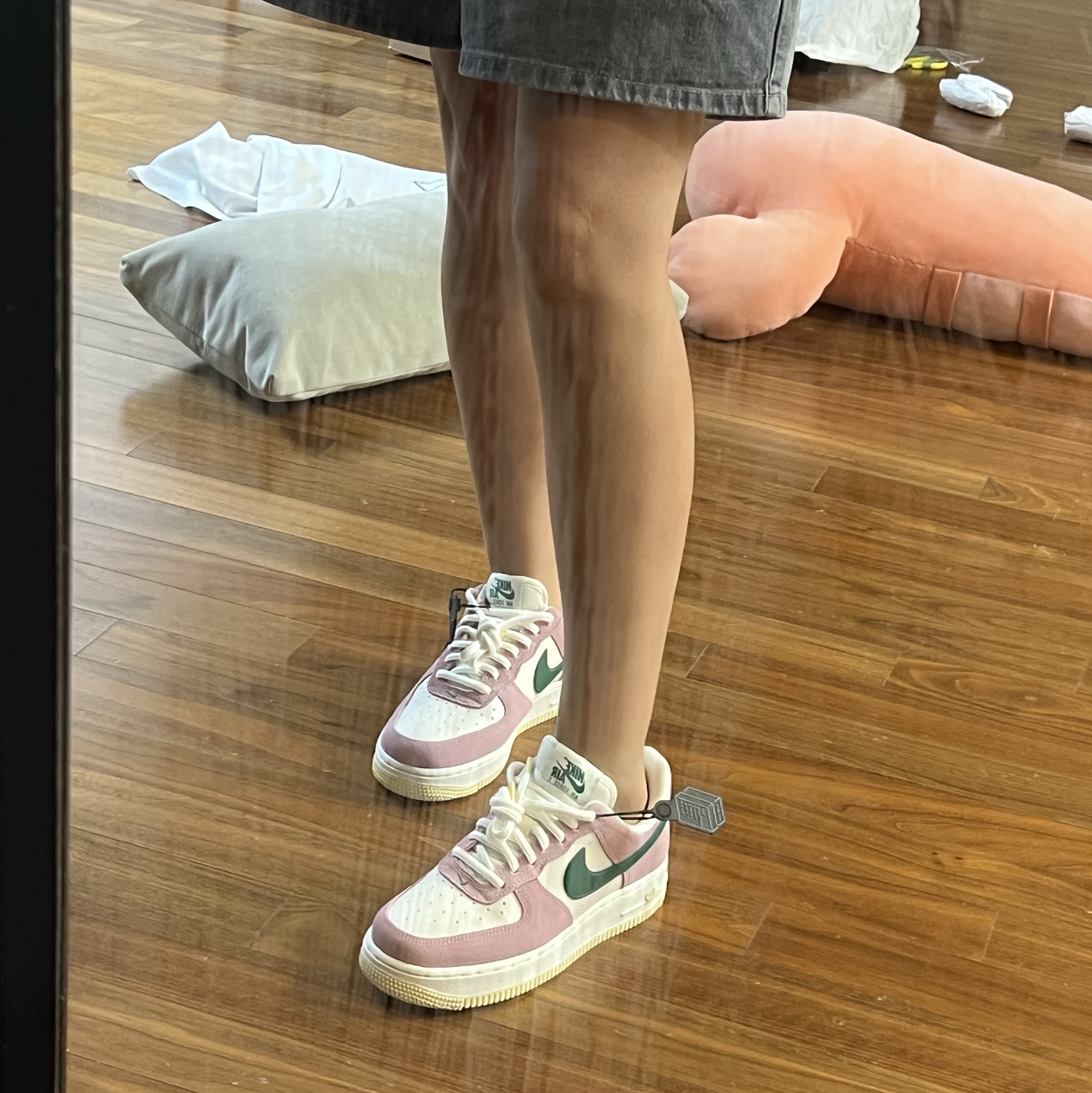Nike Air Force 1 '07 Sail Medium Soft Pink 착용 스타일
