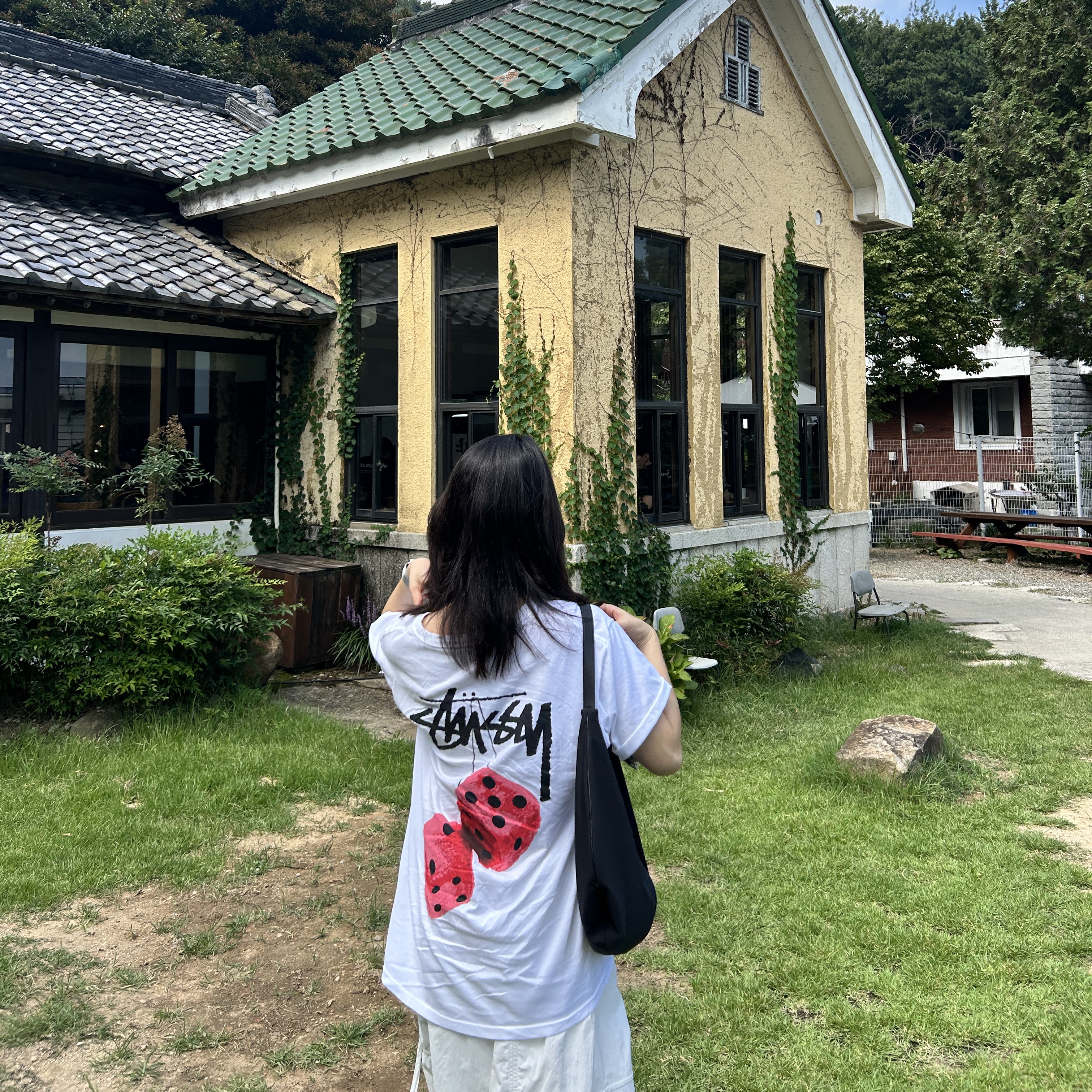 Stussy Fuzzy Dice T-Shirt White 착용 스타일 - 2