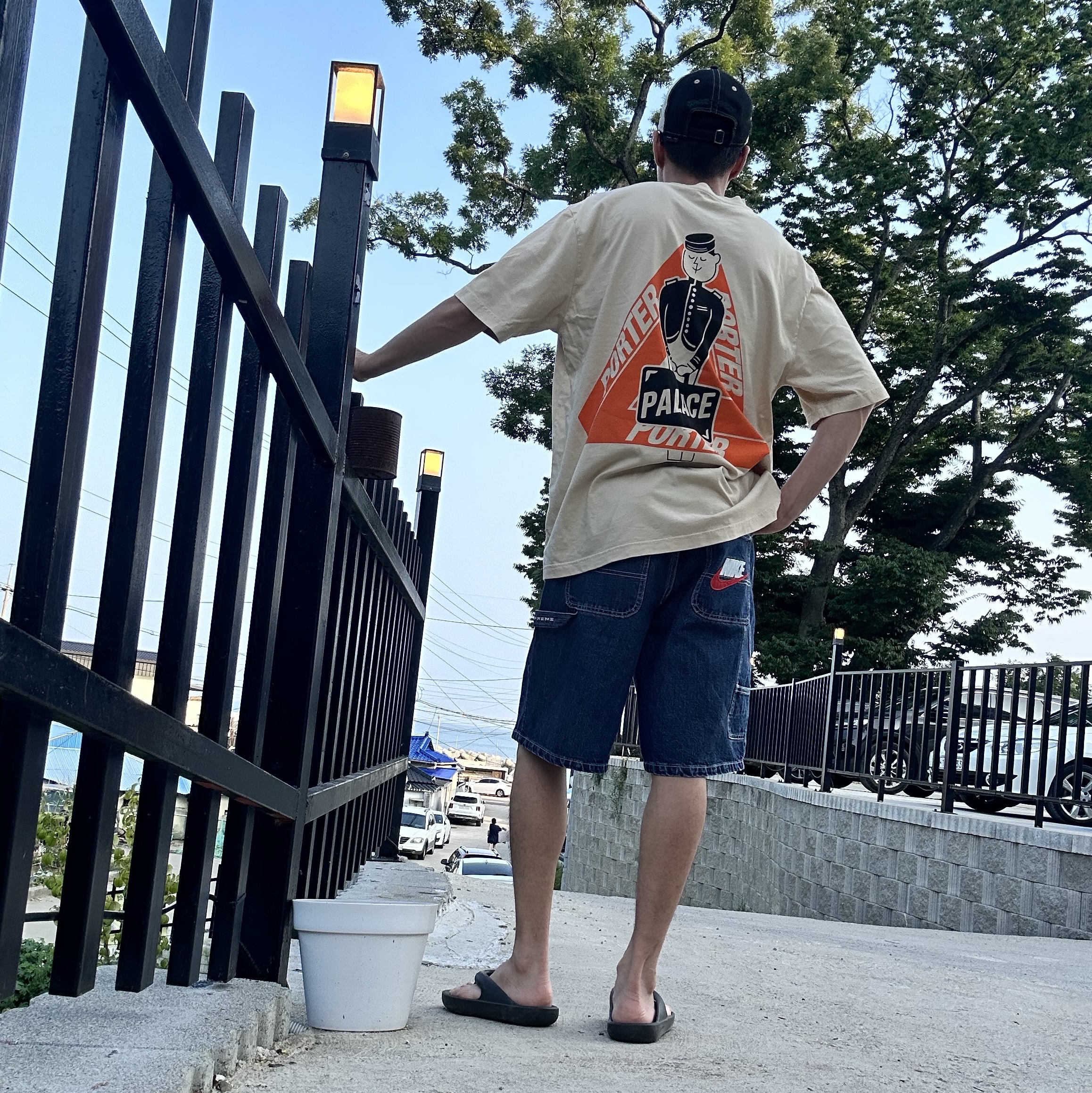 Supreme x Nike Denim Short Indigo - 24SS, Palace x Porter Tri-Ferg Bell Boy T-Shirt Sand 착용 스타일 - 1