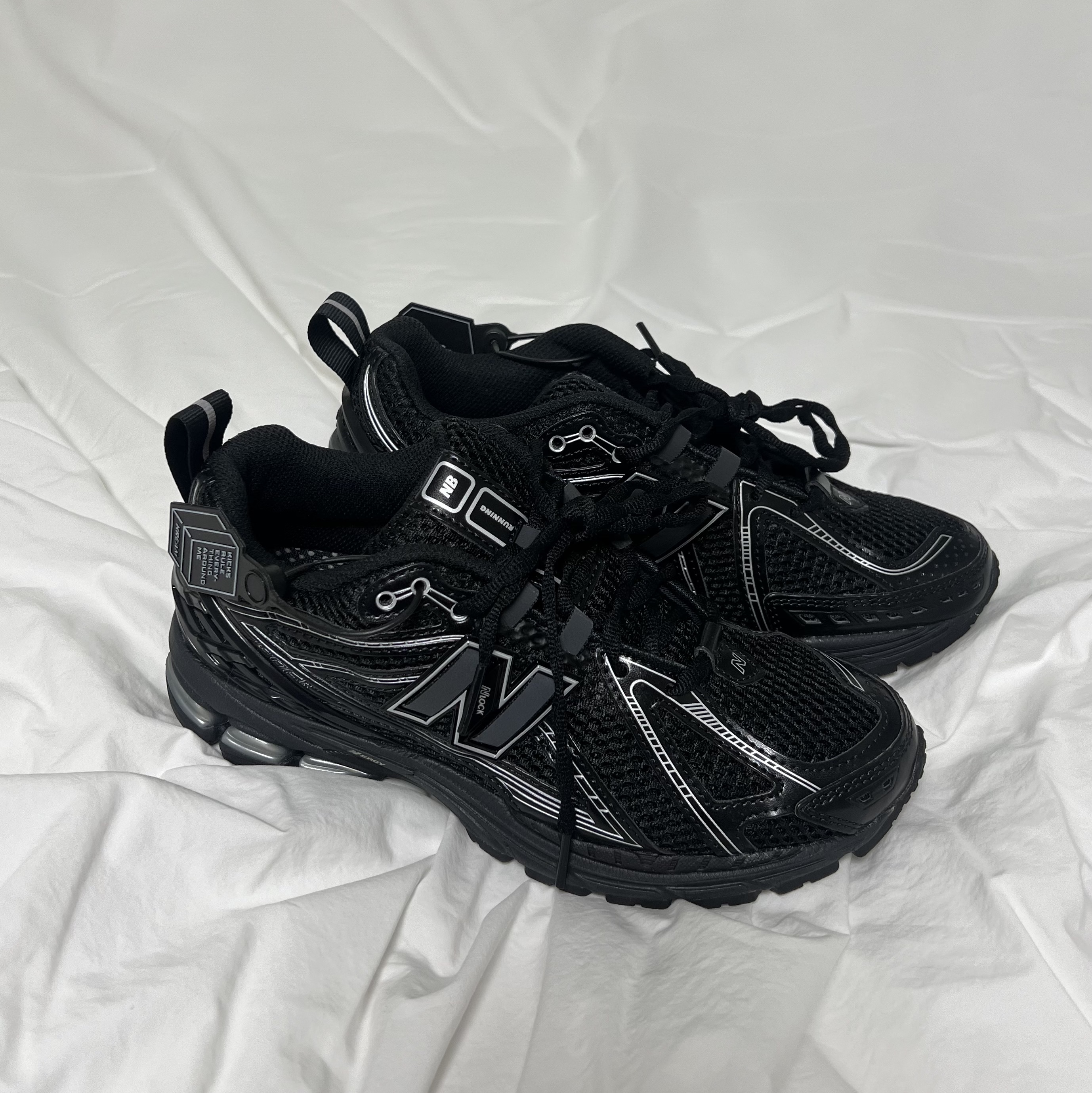 New Balance 1906R Black Silver Metallic 착용 스타일 - 3