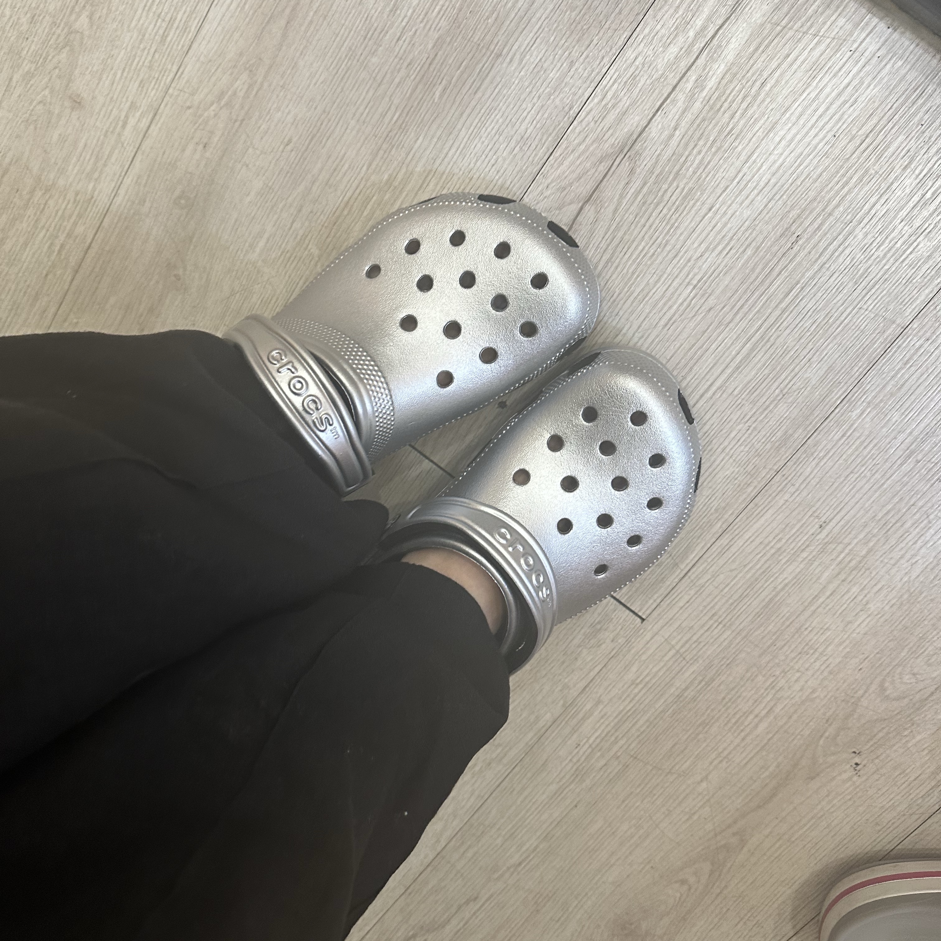 Crocs Classic Metallic Clog Silver 착용 스타일 - 2