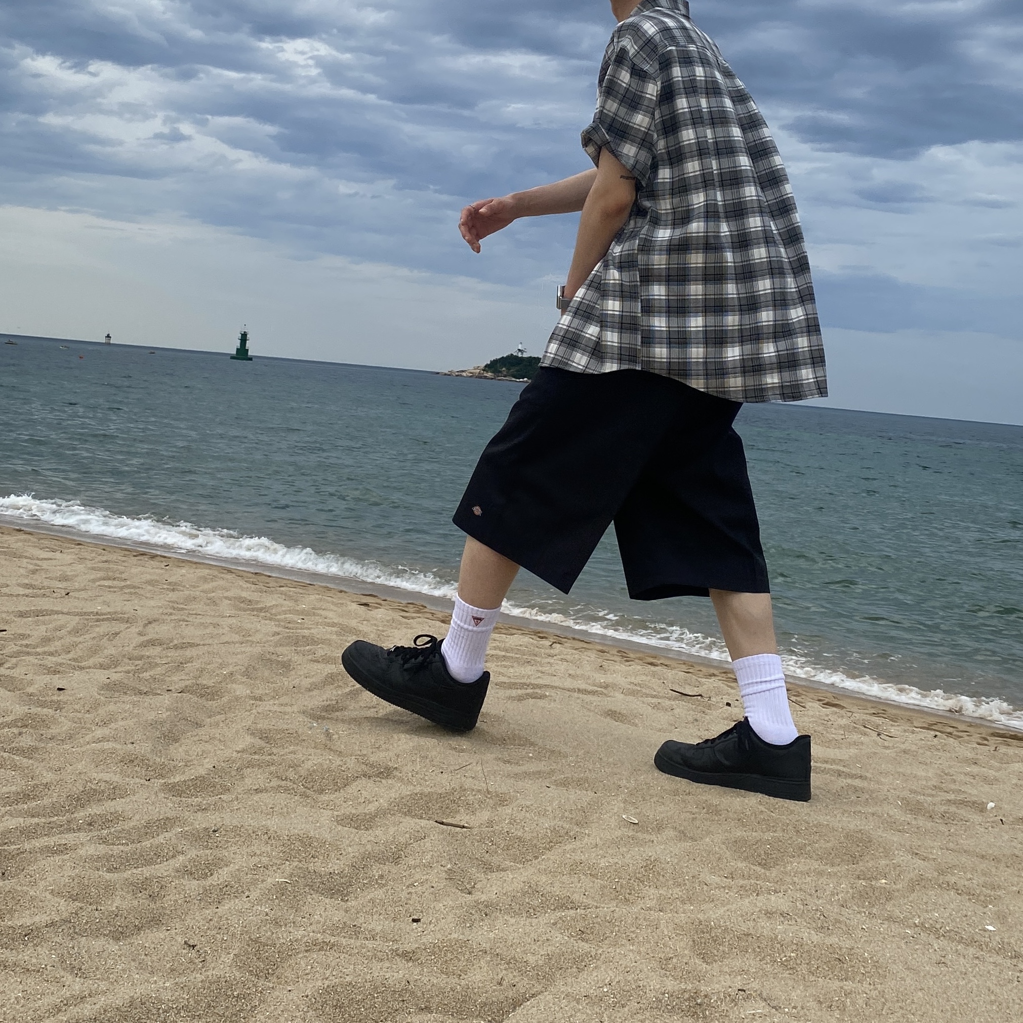 Nike Air Force 1 '07 Low Triple Black 착용 스타일 - 3