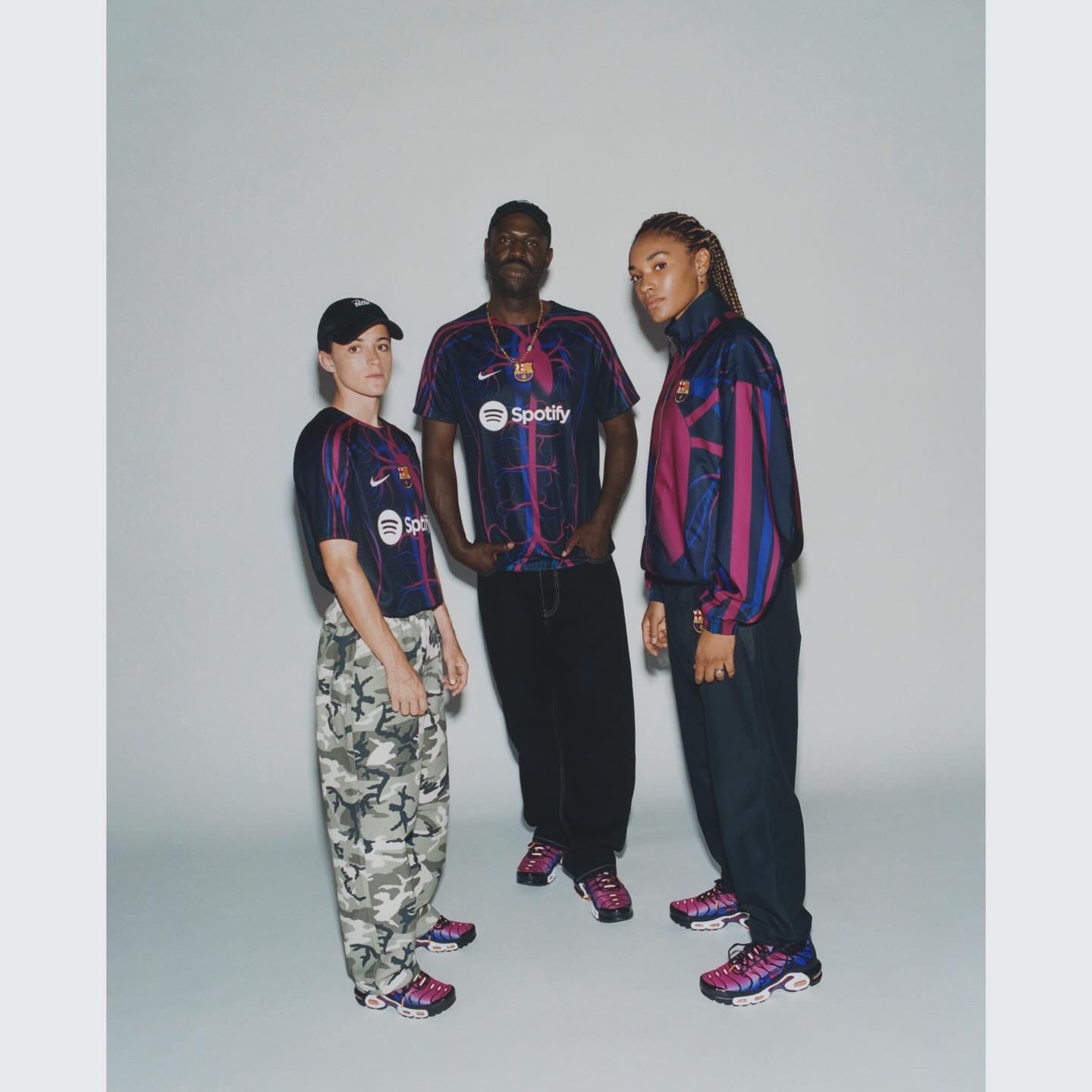 Nike Air Max Plus Gold and Raspberry Red, Nike Air Max Plus TNPO Wolf Grey and Black 착용 스타일 - 7