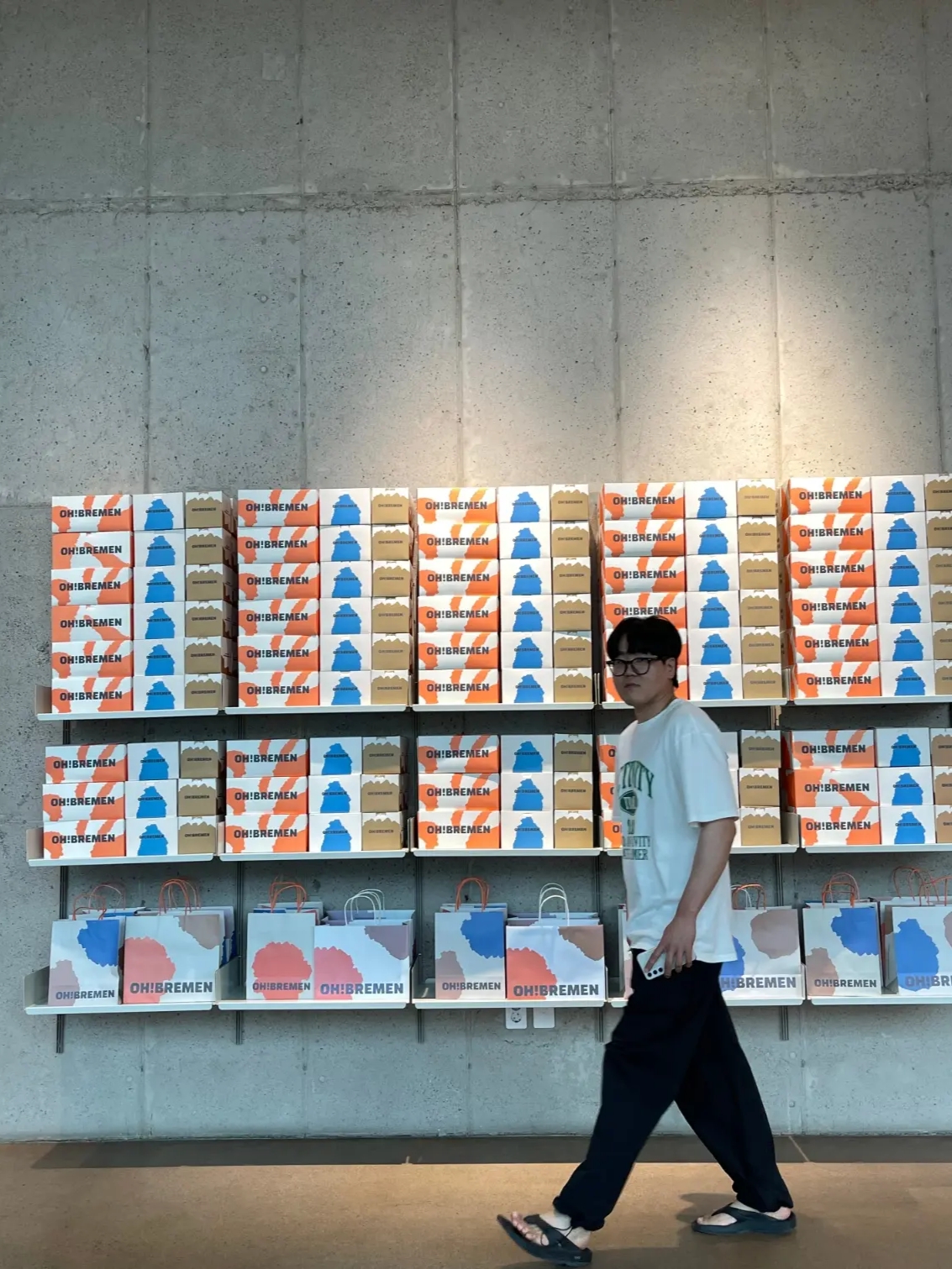 Oofos OOriginal Black 착용 스타일 - 1